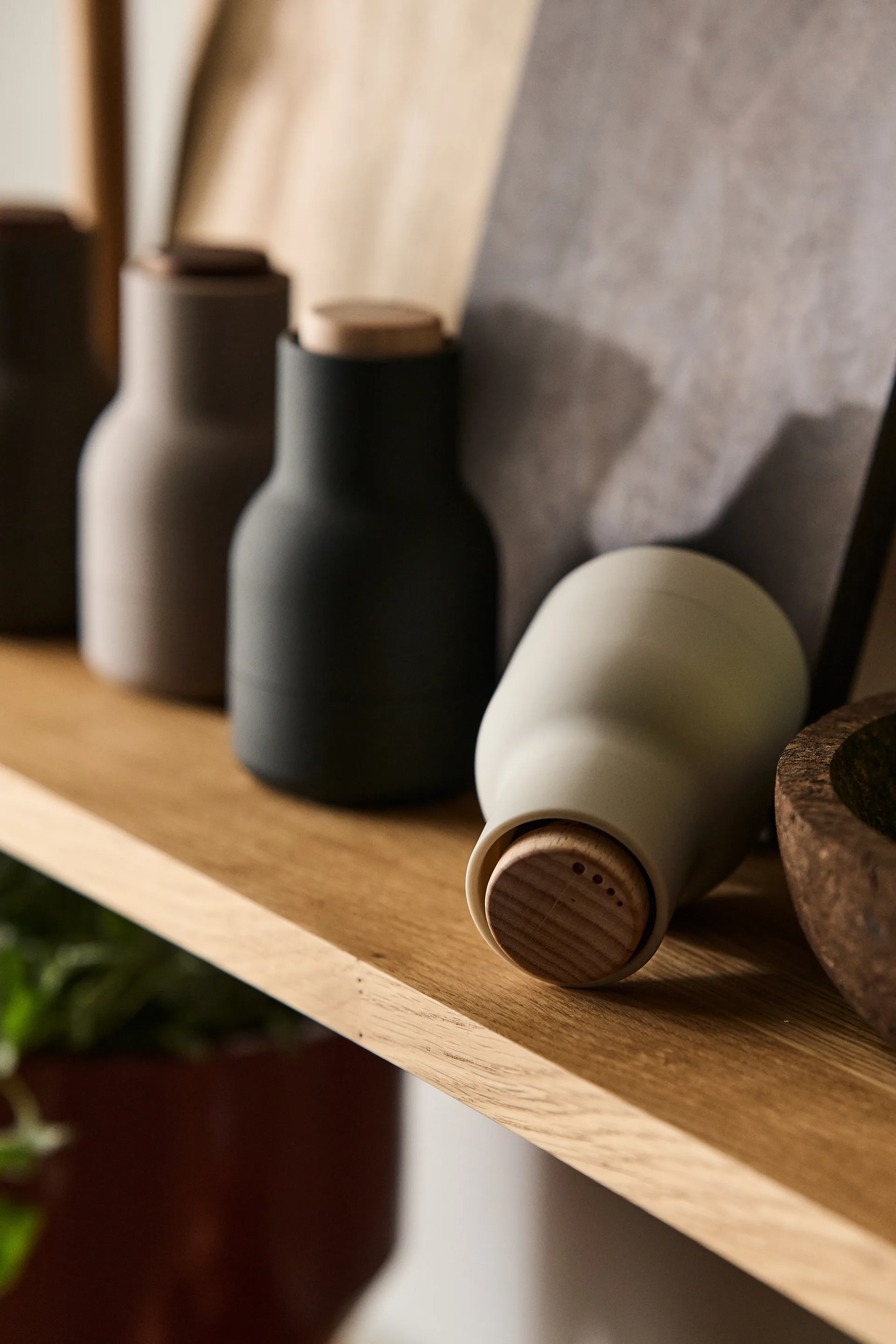 Moedor de especiarias Bottle Grinder 2-unidades, Carbono-madeira-cinzento Audo Copenhagen