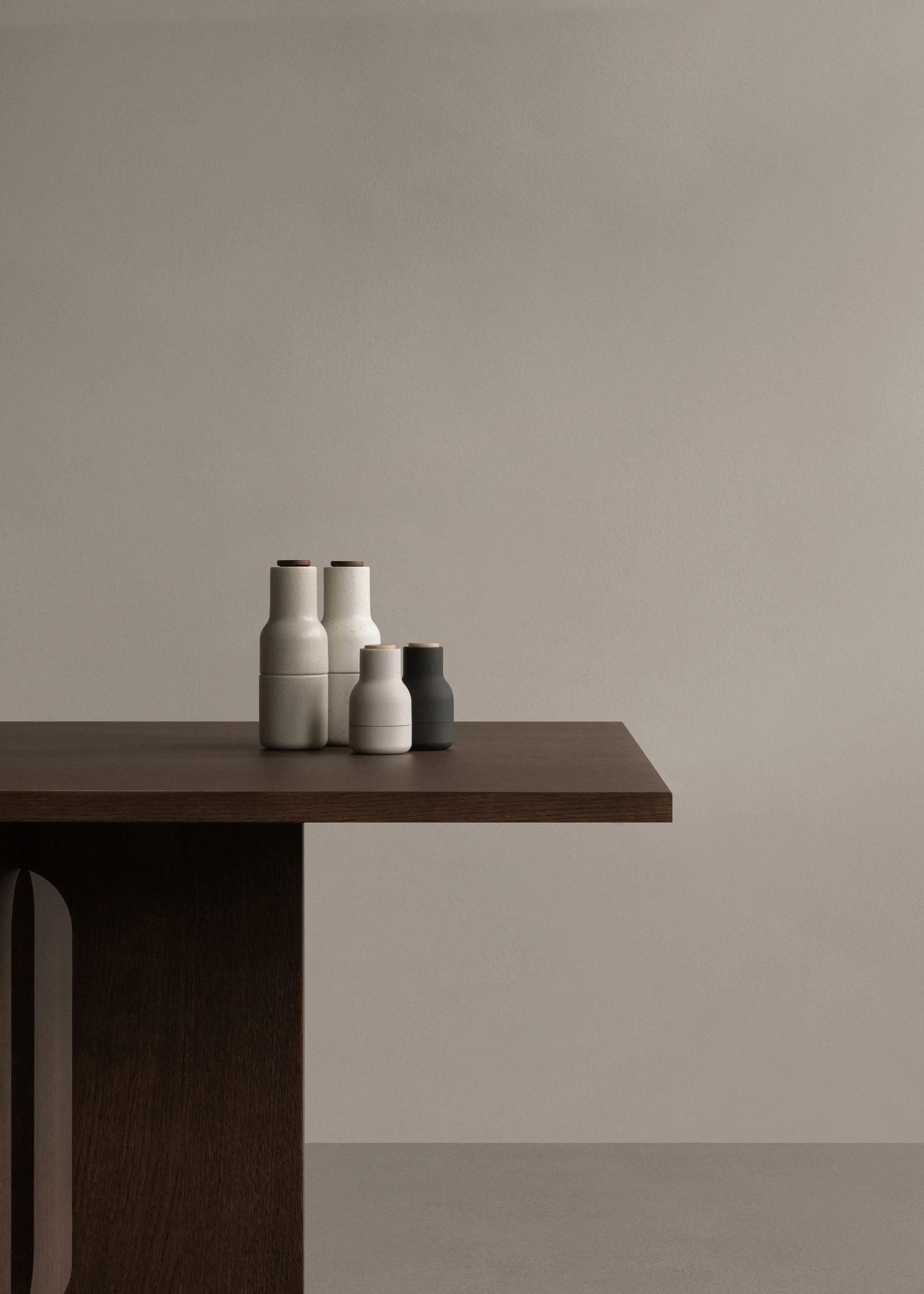 Moedor de especiarias Bottle Grinder 2-unidades, Carbono-madeira-cinzento Audo Copenhagen