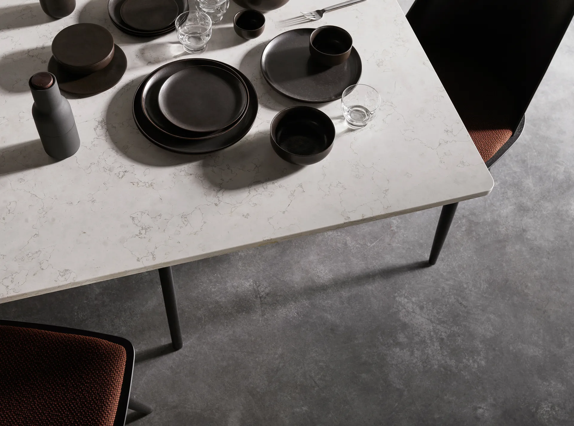 Moinho de especiarias Bottle Grinder, 2 un., ash-carbon (tampa de nogueira)  Audo Copenhagen