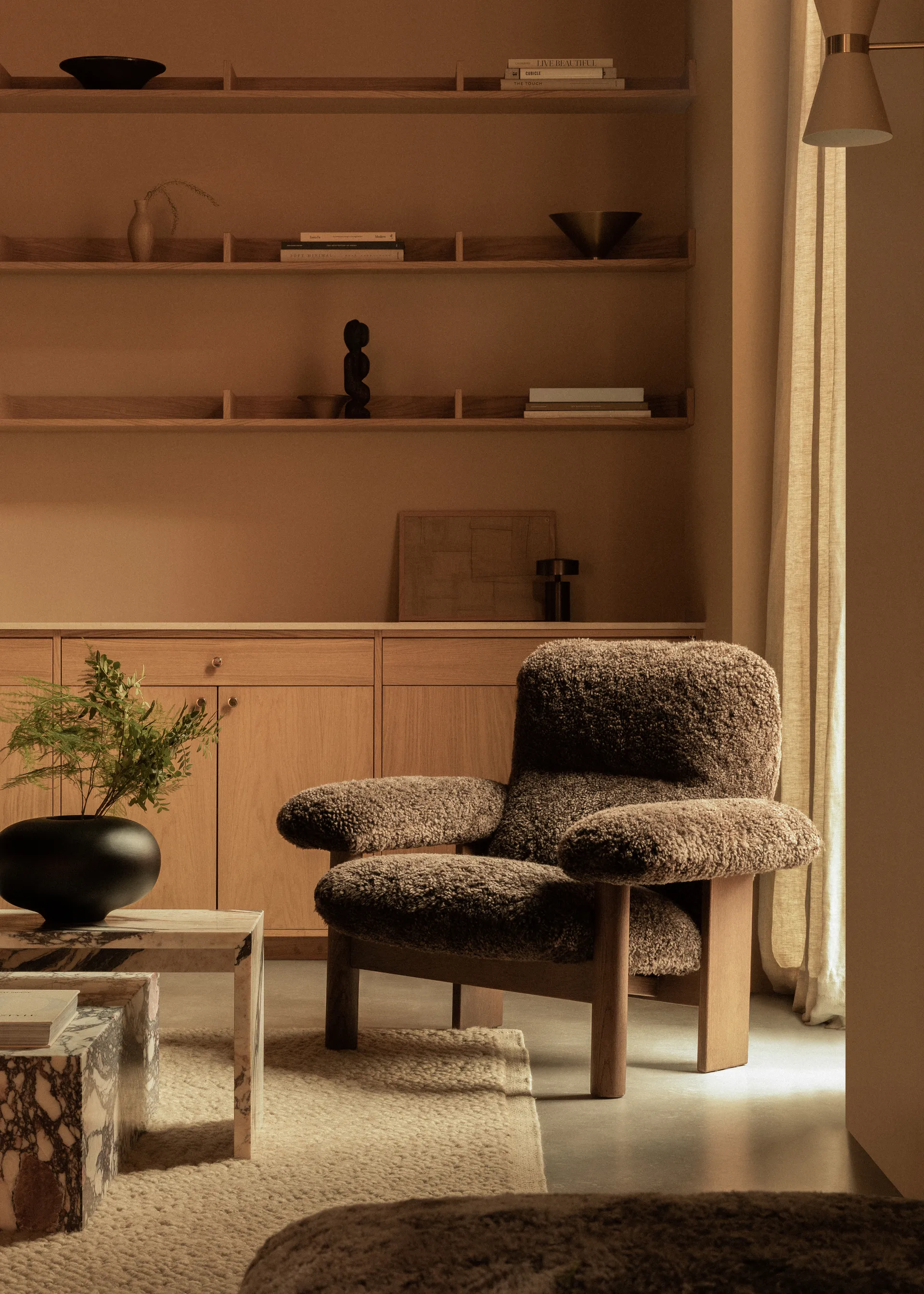 Poltrona Brasilia, Dark oak-Nature sheepskin curly Audo Copenhagen