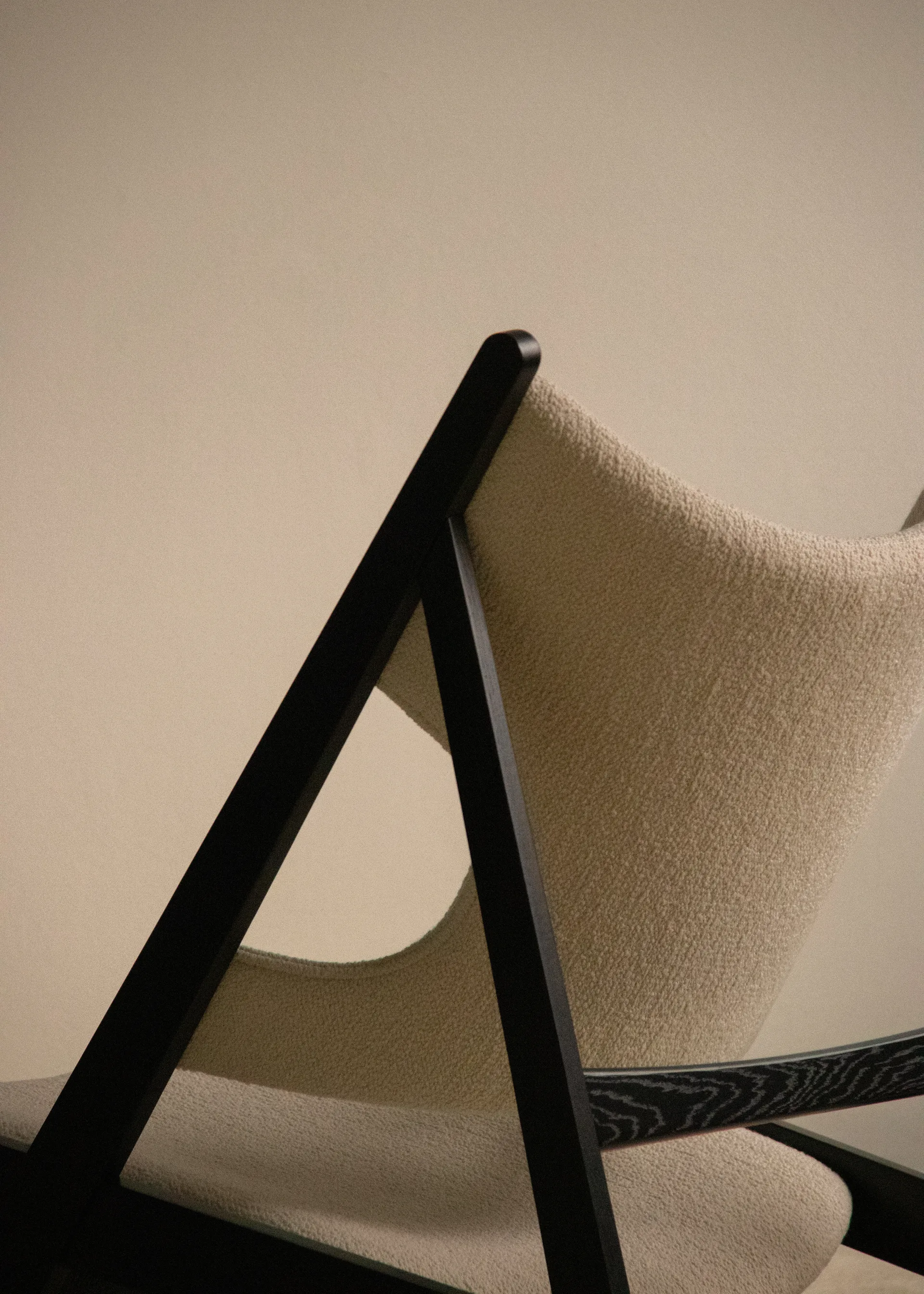 Poltrona Knitting, Barnum Bouclé 24-carvalho preto Audo Copenhagen