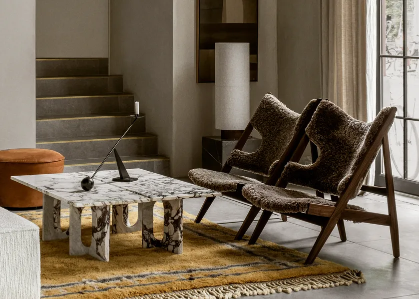 Poltrona Knitting, pele de ovelha sahara, suporte em nogueira Audo Copenhagen