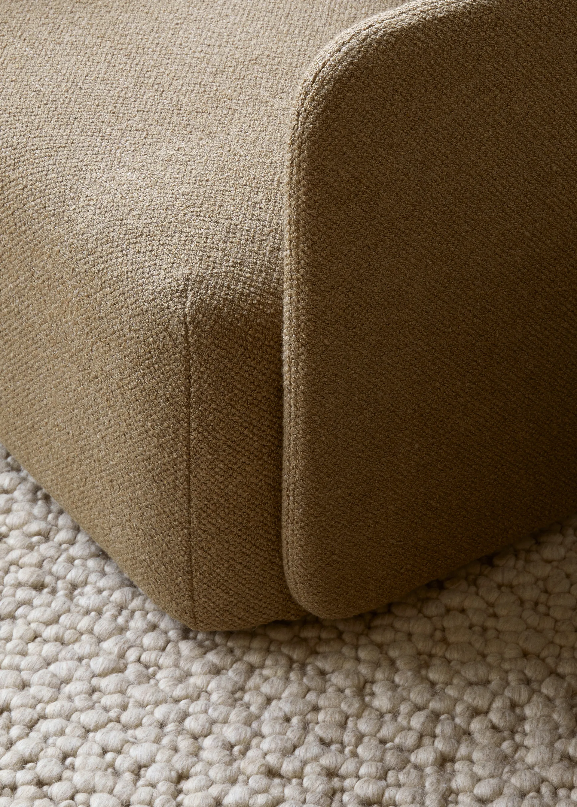 Poltrona Offset, Audo Bouclé 06 Dourado  Audo Copenhagen