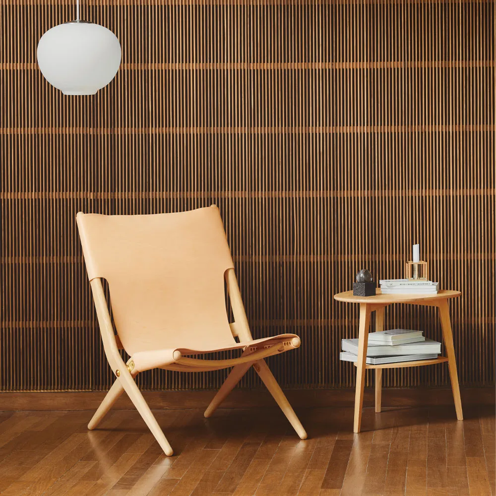 Poltrona Saxe, couro preto, estrutura de carvalho preto tingido Audo Copenhagen