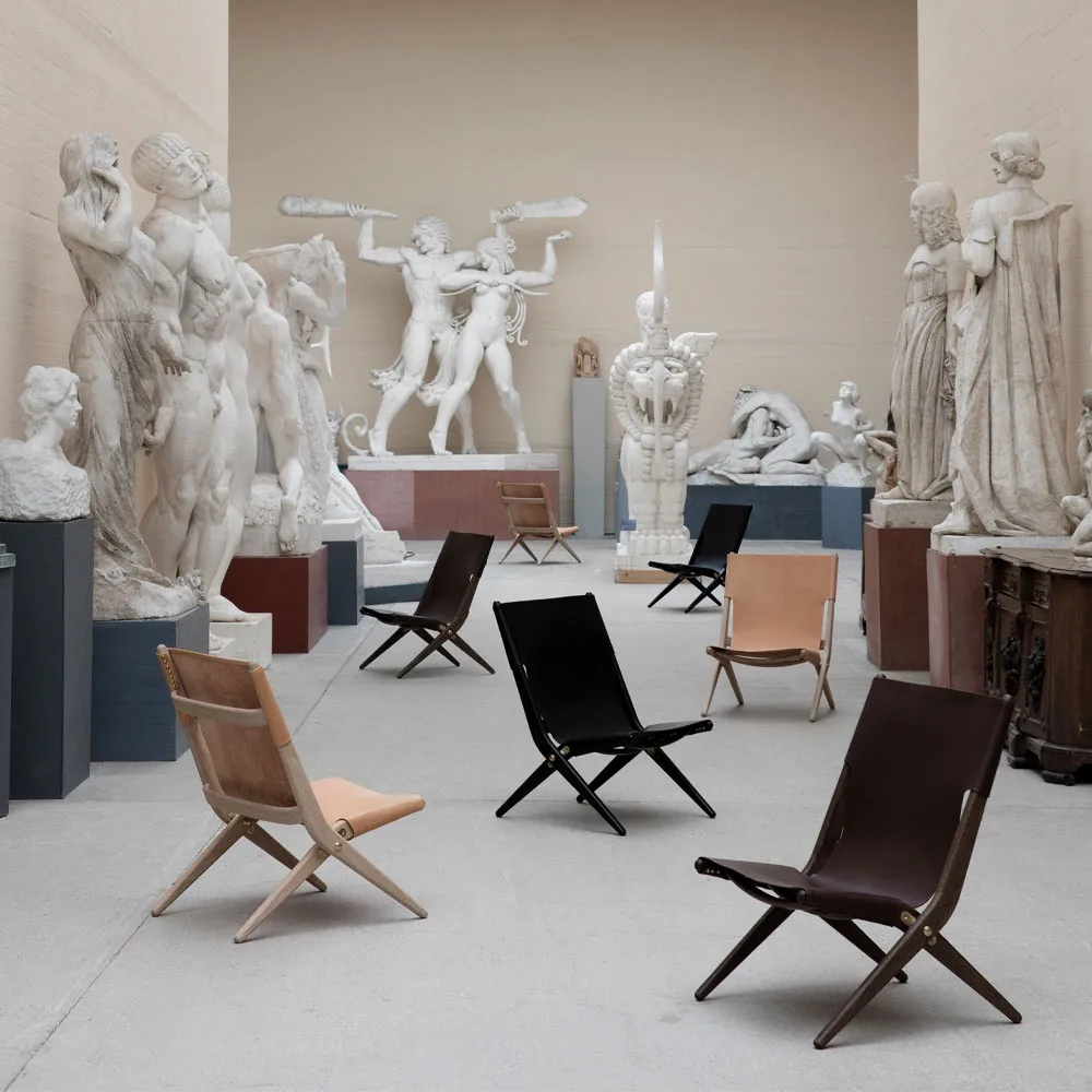 Poltrona Saxe, couro preto, estrutura de carvalho preto tingido Audo Copenhagen