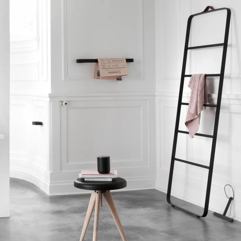 Toalheiro Towel, preto, fecho em cinza escuro, couro Audo Copenhagen