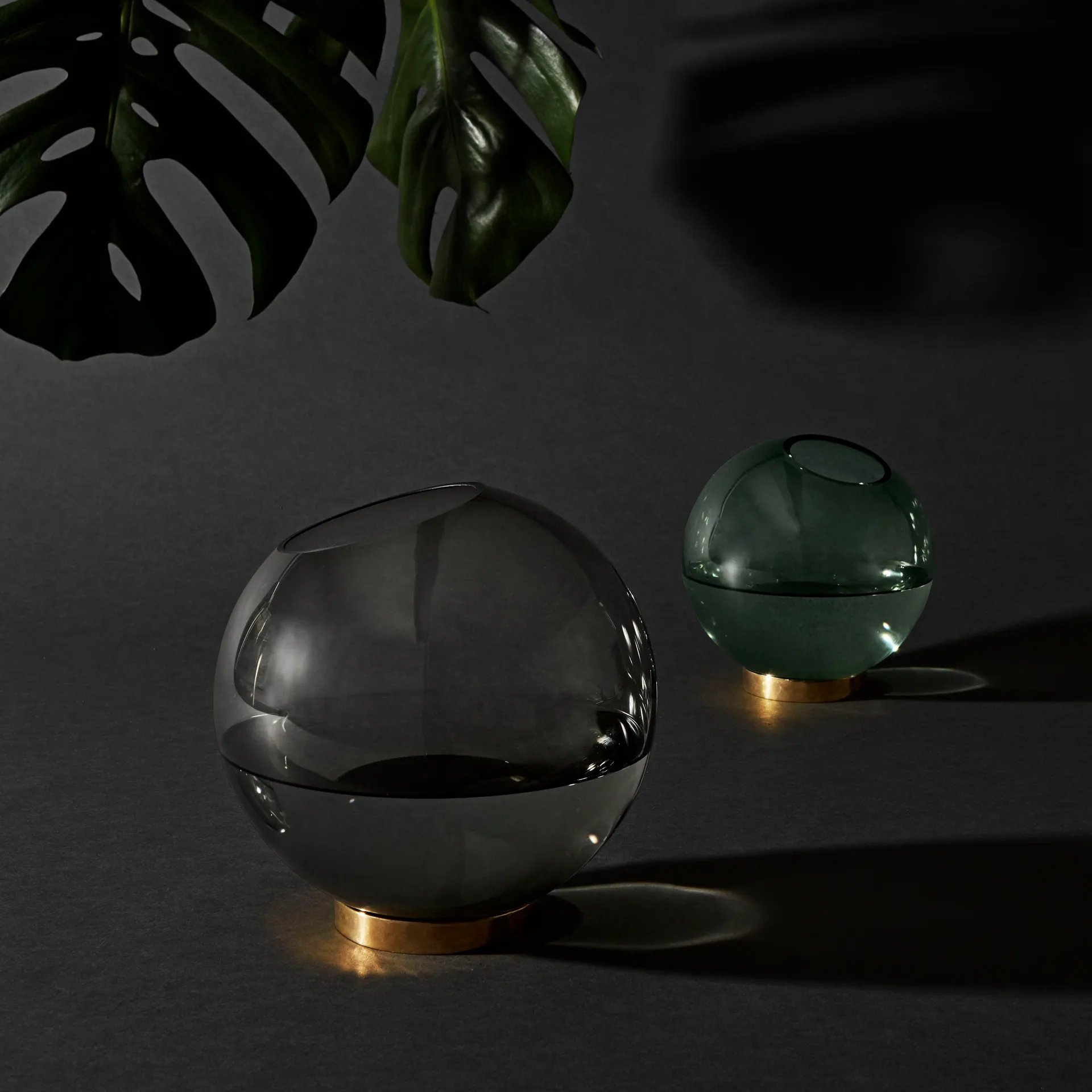 Vaso grande Globe, preto-latão AYTM