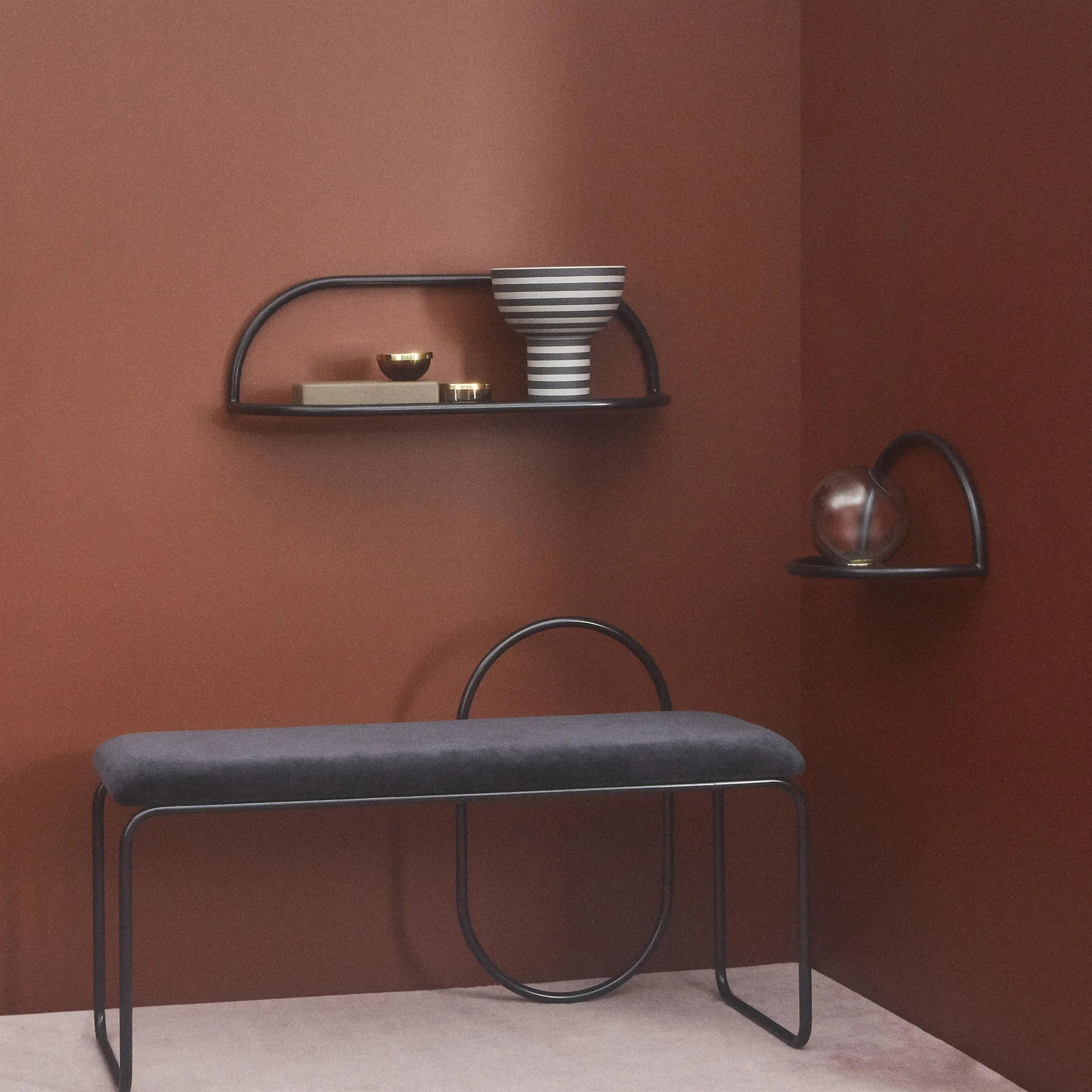 Vaso médio Globe, preto-latão AYTM