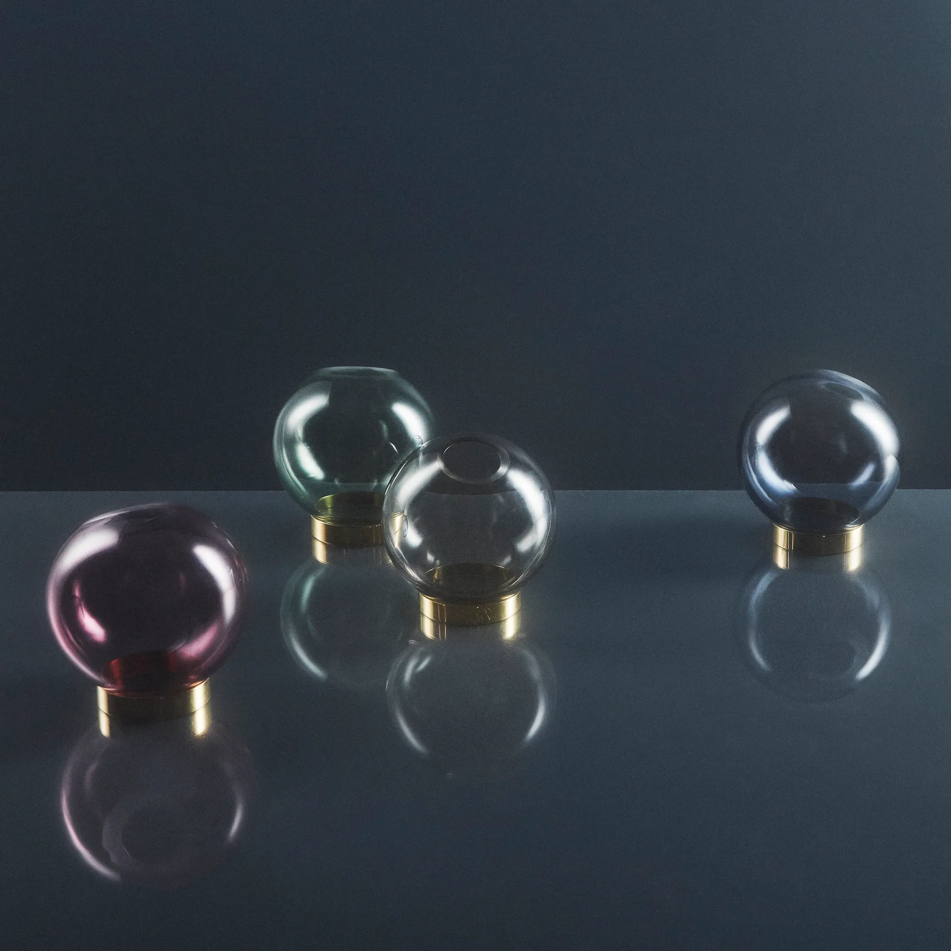 Vaso pequeno Globe, verde-latão AYTM