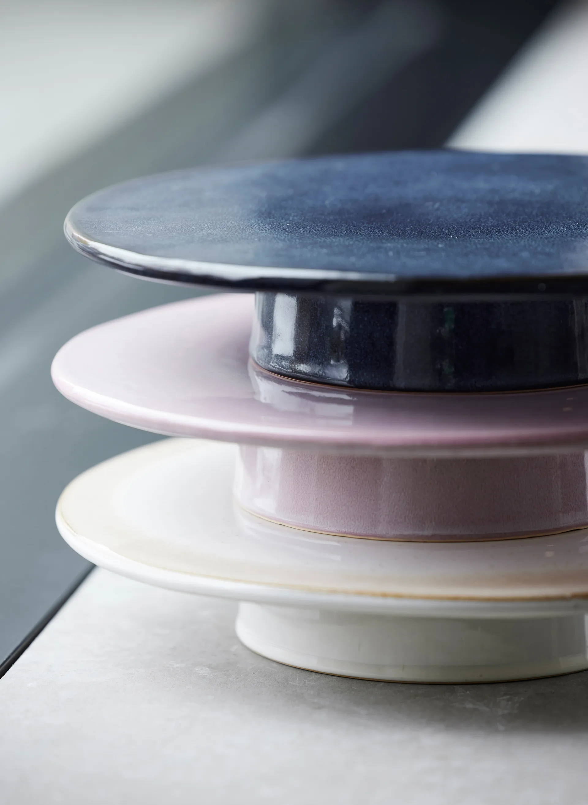 Prato para bolo com pé Ø30 cm, Azul escuro Bitz