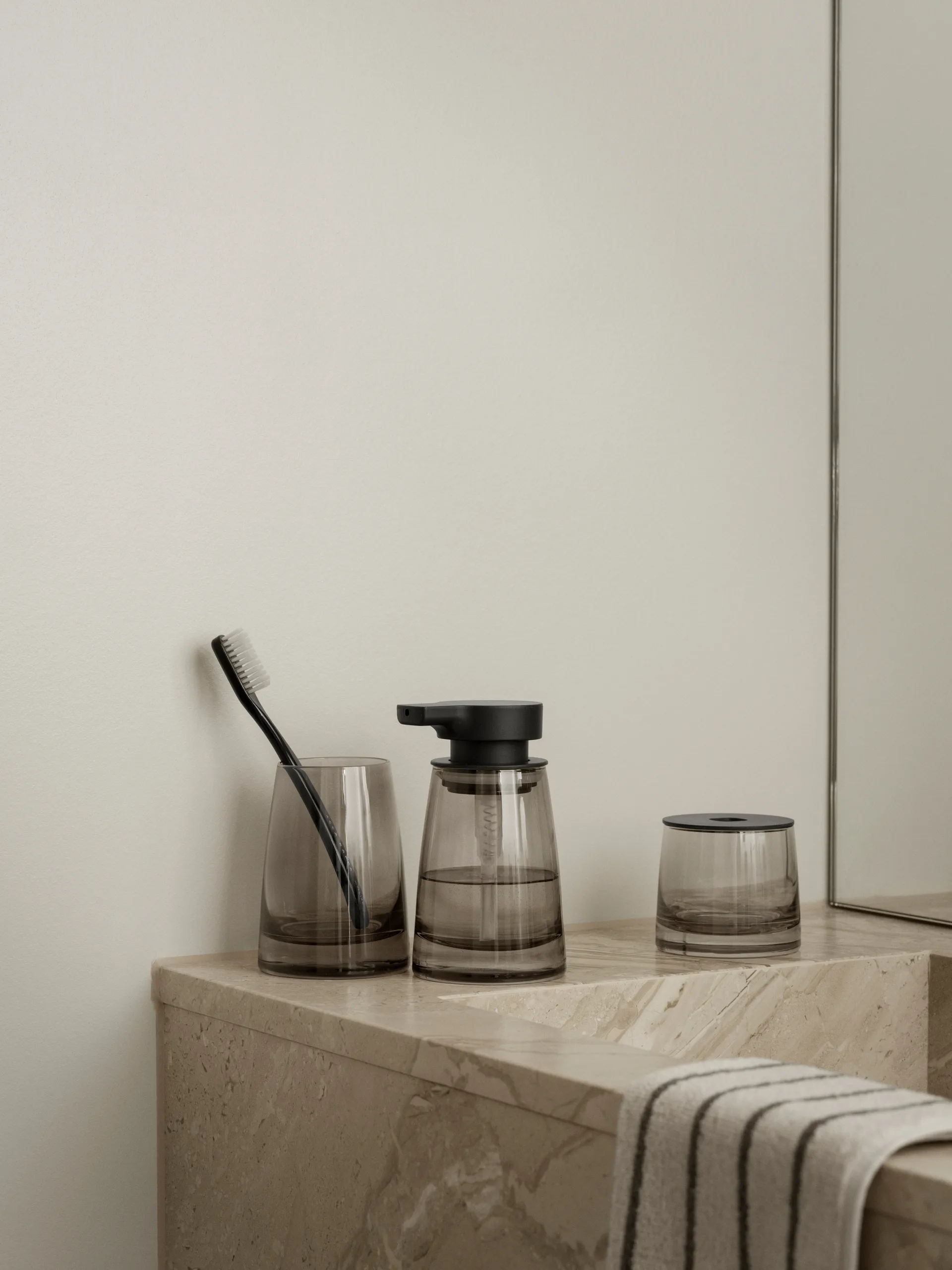 Ava copo para escova de dentes, Preto blomus