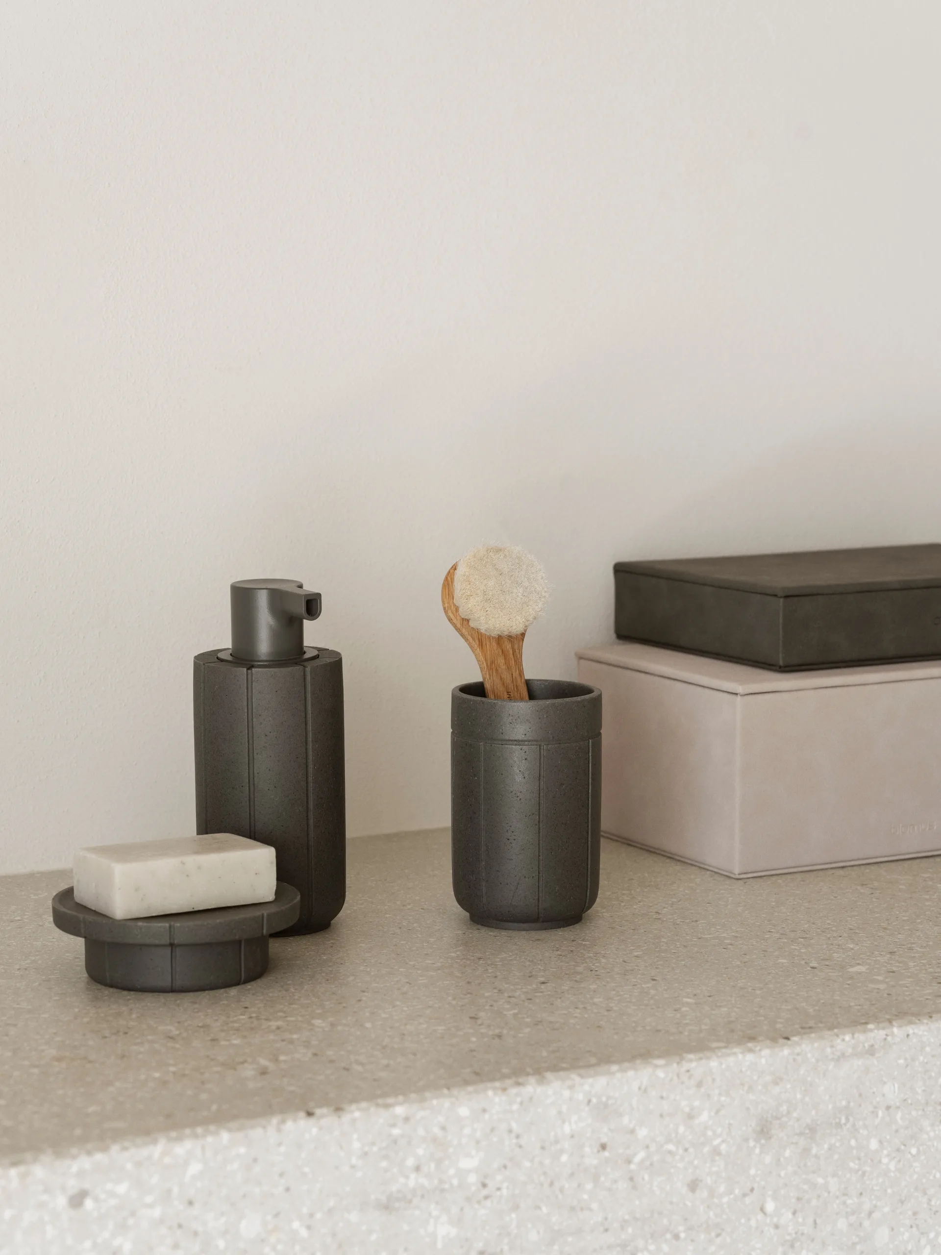 Kua saboneteira, Madeira de cedro, Ø11x3,5 cm blomus