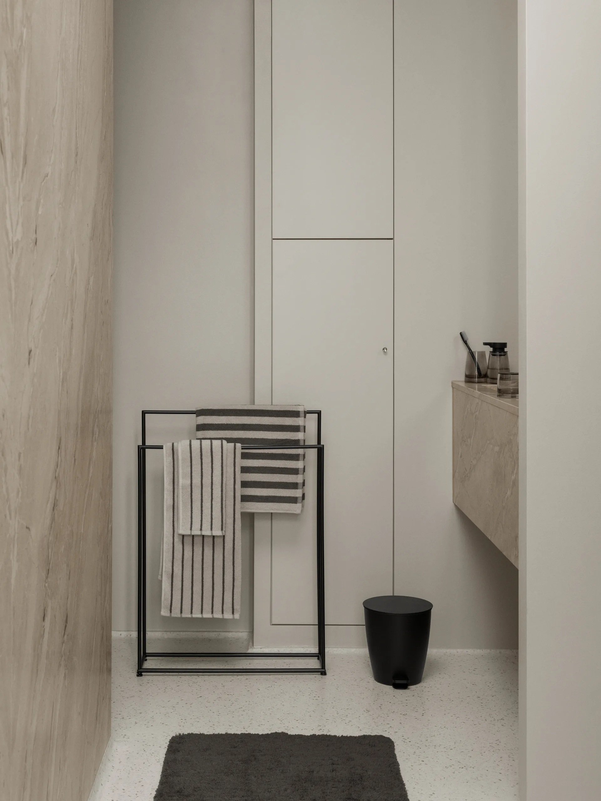 Modo cabide de toalha, Black, 86x60x18,5 cm blomus