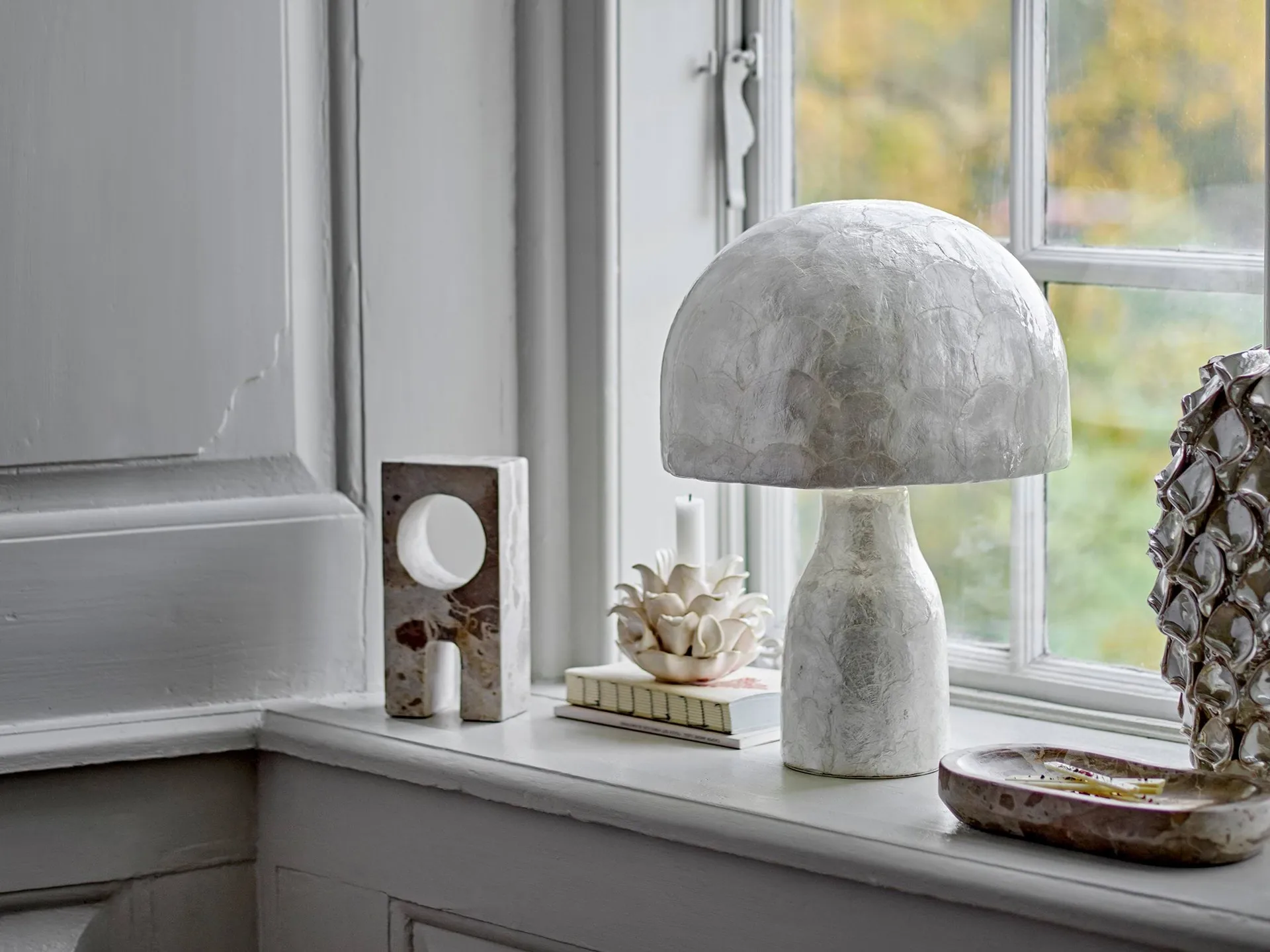 Adria candeeiro de mesa, Nature, Mother of pearl Bloomingville