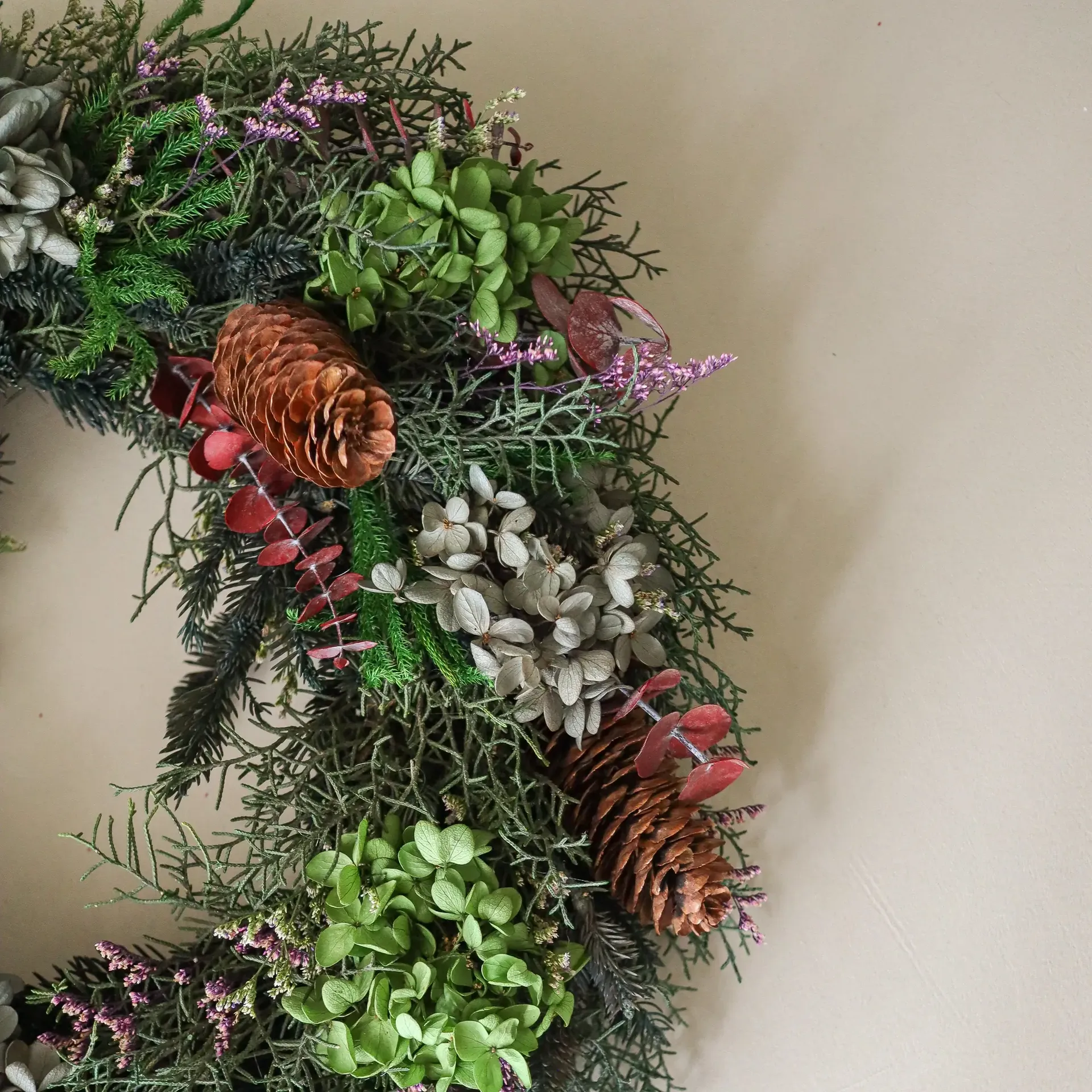 Botanical Forest Wreath grinalda de flores, Hortênsia-eucalipto-ramos de coníferas-pinhas, Ø40 cm Botané