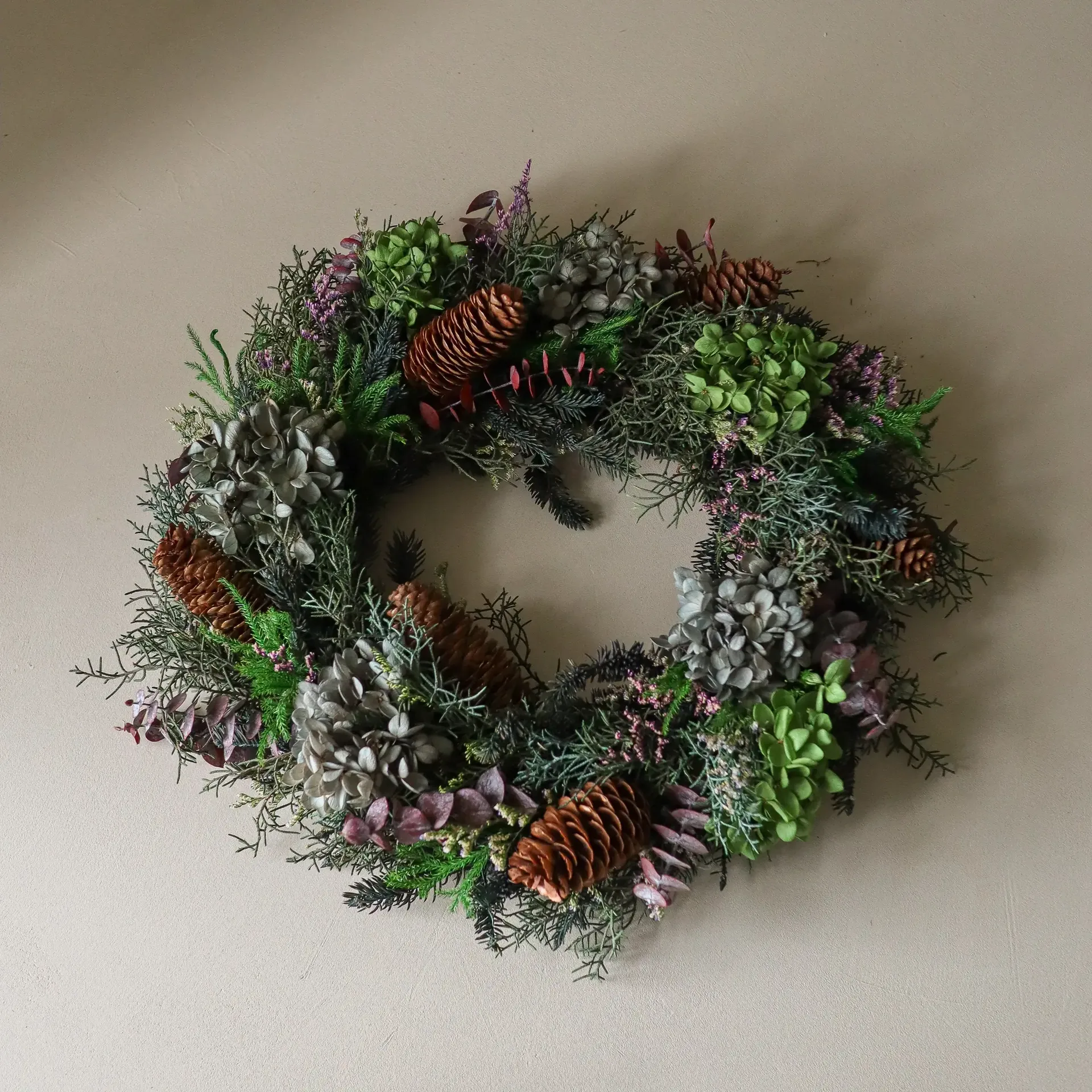 Botanical Forest Wreath grinalda de flores, Hortênsia-eucalipto-ramos de coníferas-pinhas, Ø40 cm Botané