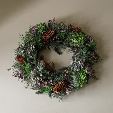 Botanical Forest Wreath grinalda de flores - Hortênsia-eucalipto-ramos de coníferas-pinhas, Ø40 cm - Botané