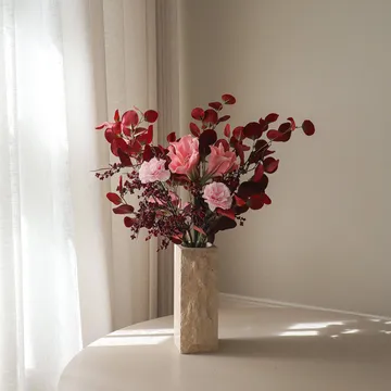 Bouquet artificial Burgundy blush - Amarílis, cravo, ramos de bagas, eucalipto, 84 cm - Botané