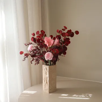 Bouquet artificial Burgundy blush - Amarílis, cravo, ramos de bagas, eucalipto, 84 cm - Botané