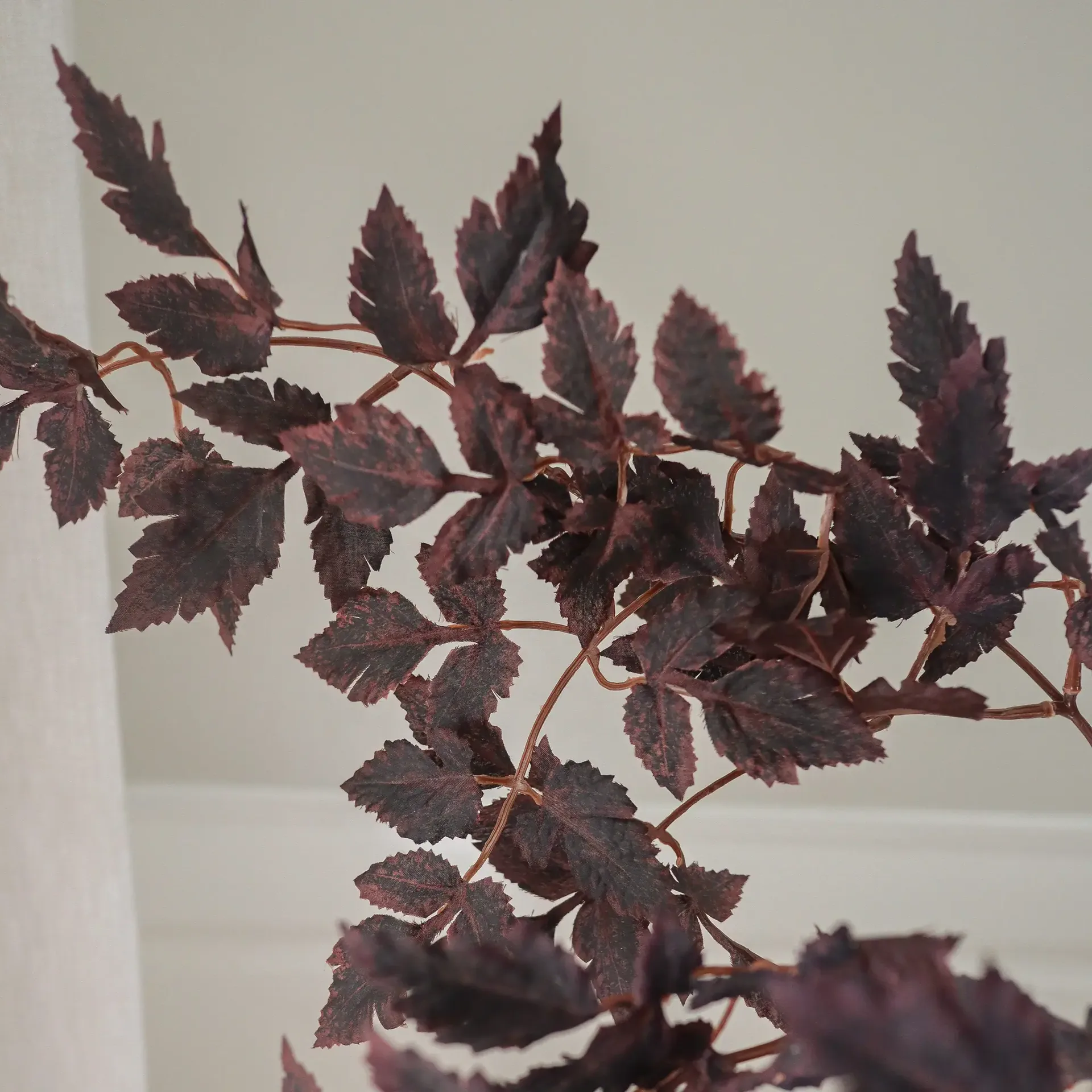 Burgundy Plum Leaves ramo artificial, 85 cm, 4 unid. Botané