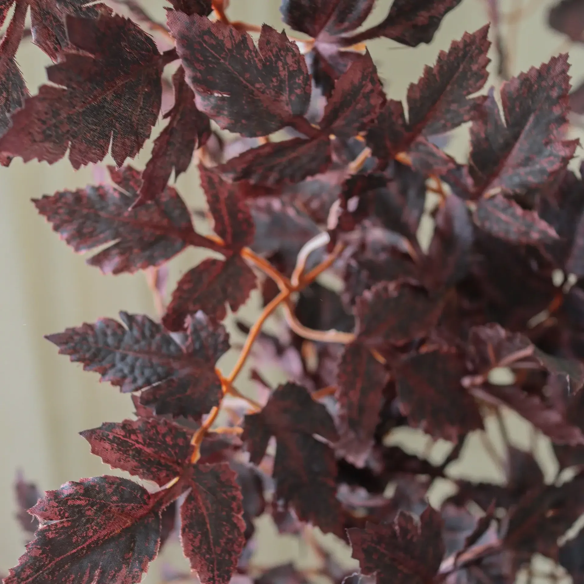 Burgundy Plum Leaves ramo artificial, Vermelho, 85 cm, 1 unid. Botané
