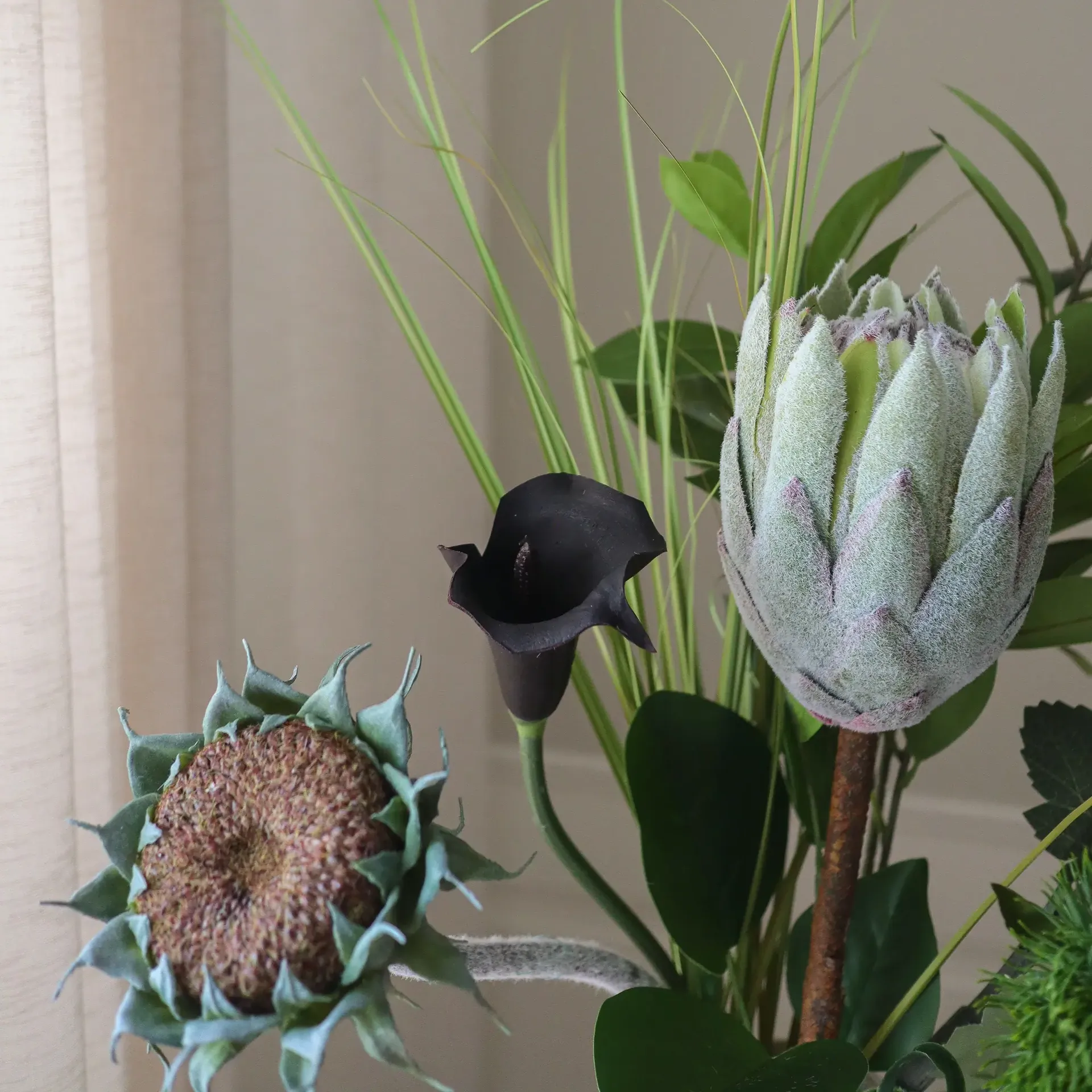 Midnight Wilderness ramo artificial, Protea-real-crisântemo-cala-cravina, 78 cm, 7 unidades Botané