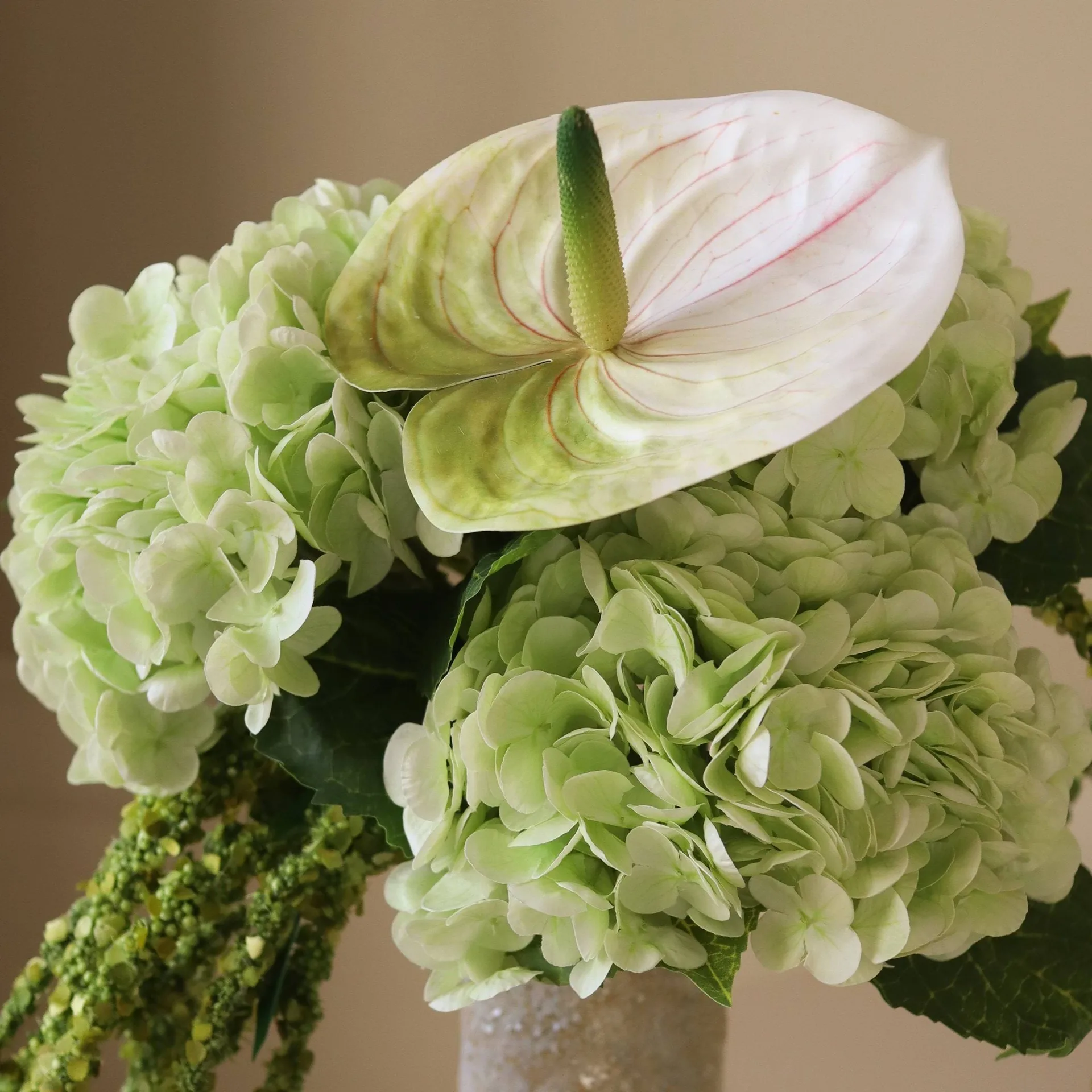 Ramo de flores artificiais Dewdrop Symphony, Hortensia verde-claro anthurium-amaranto 6 un. Botané