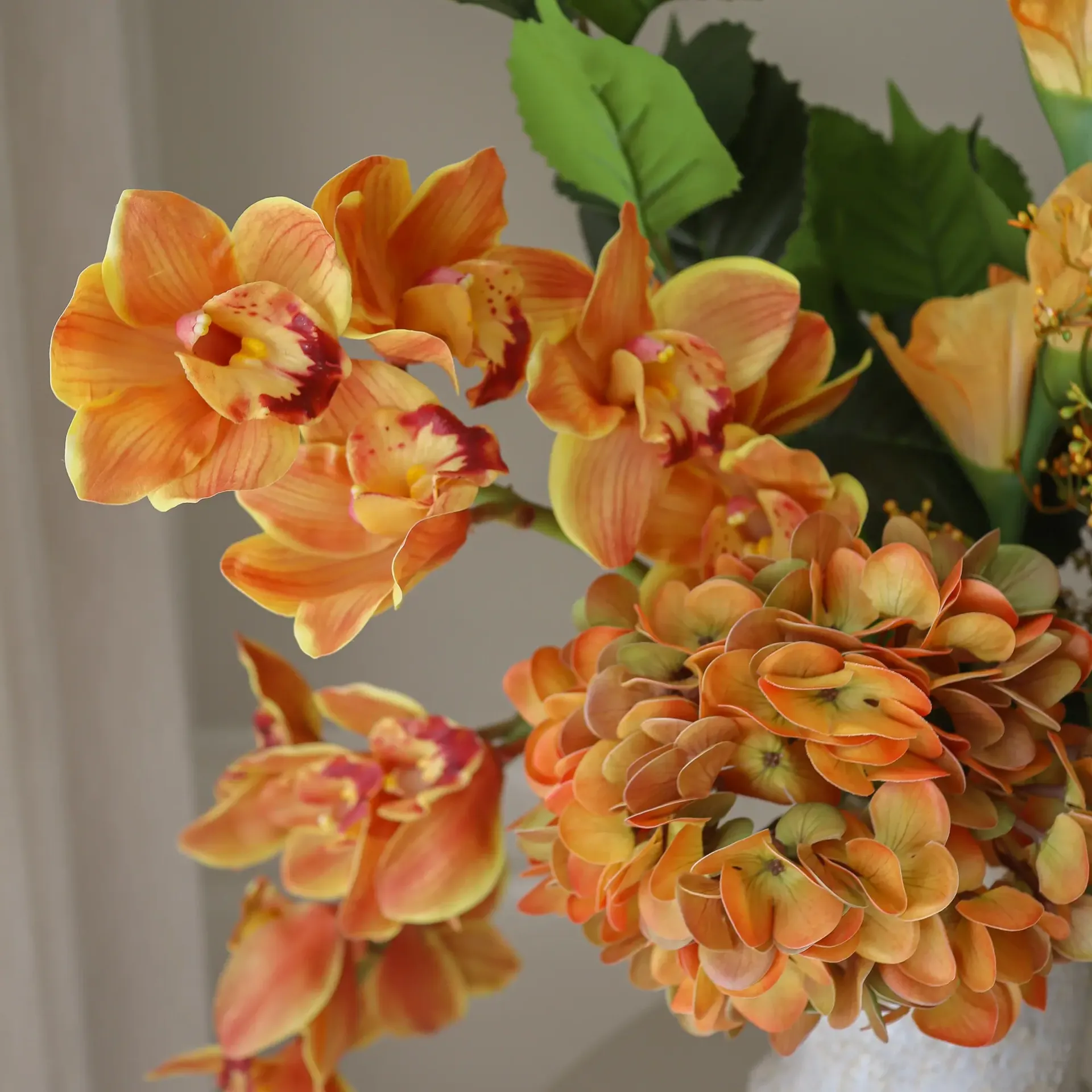 The Orangery ramo artificial, Orquídea cymbidium–gladiolo–hortênsia, 85 cm, 10 unid. Botané