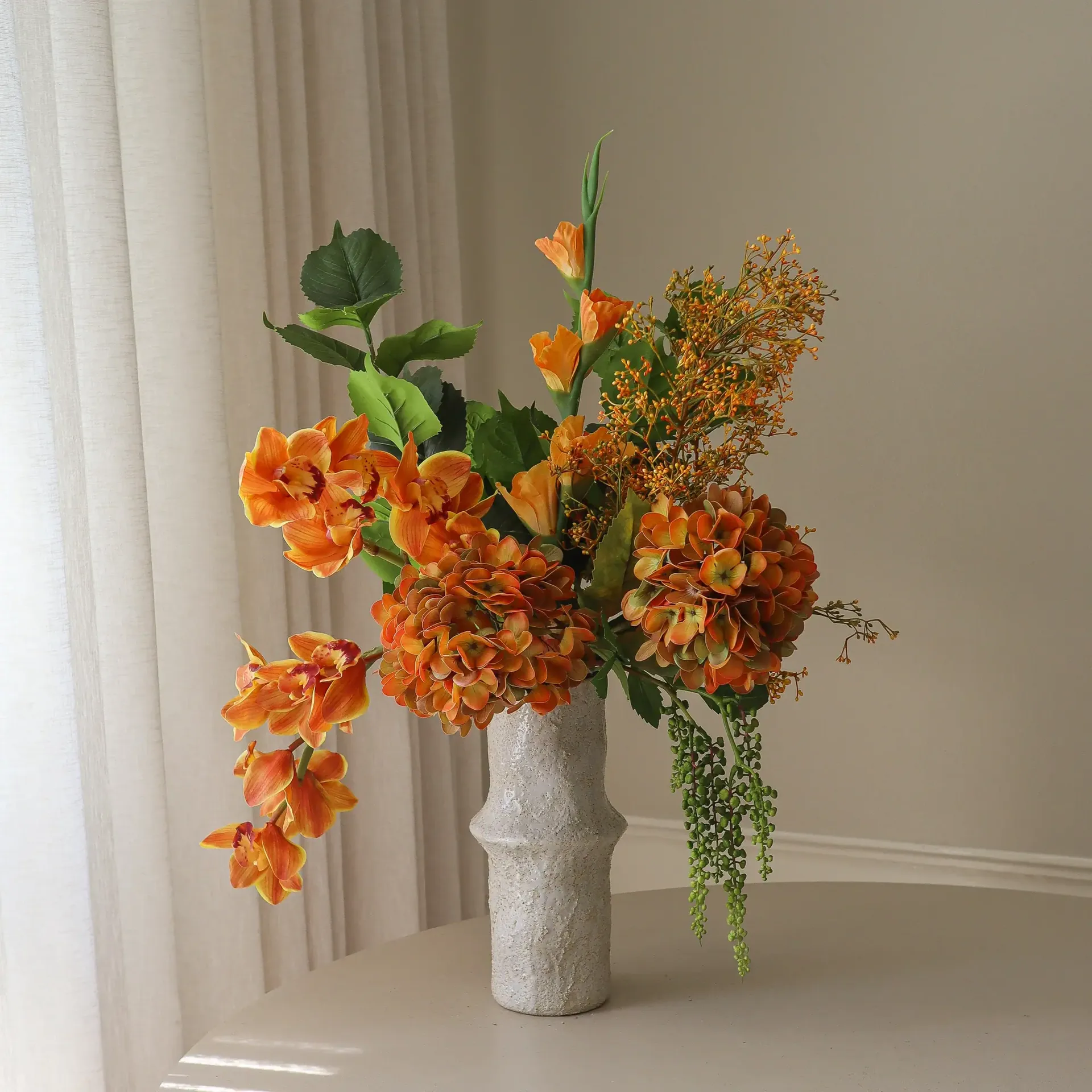 The Orangery ramo artificial, Orquídea cymbidium–gladiolo–hortênsia, 85 cm, 10 unid. Botané