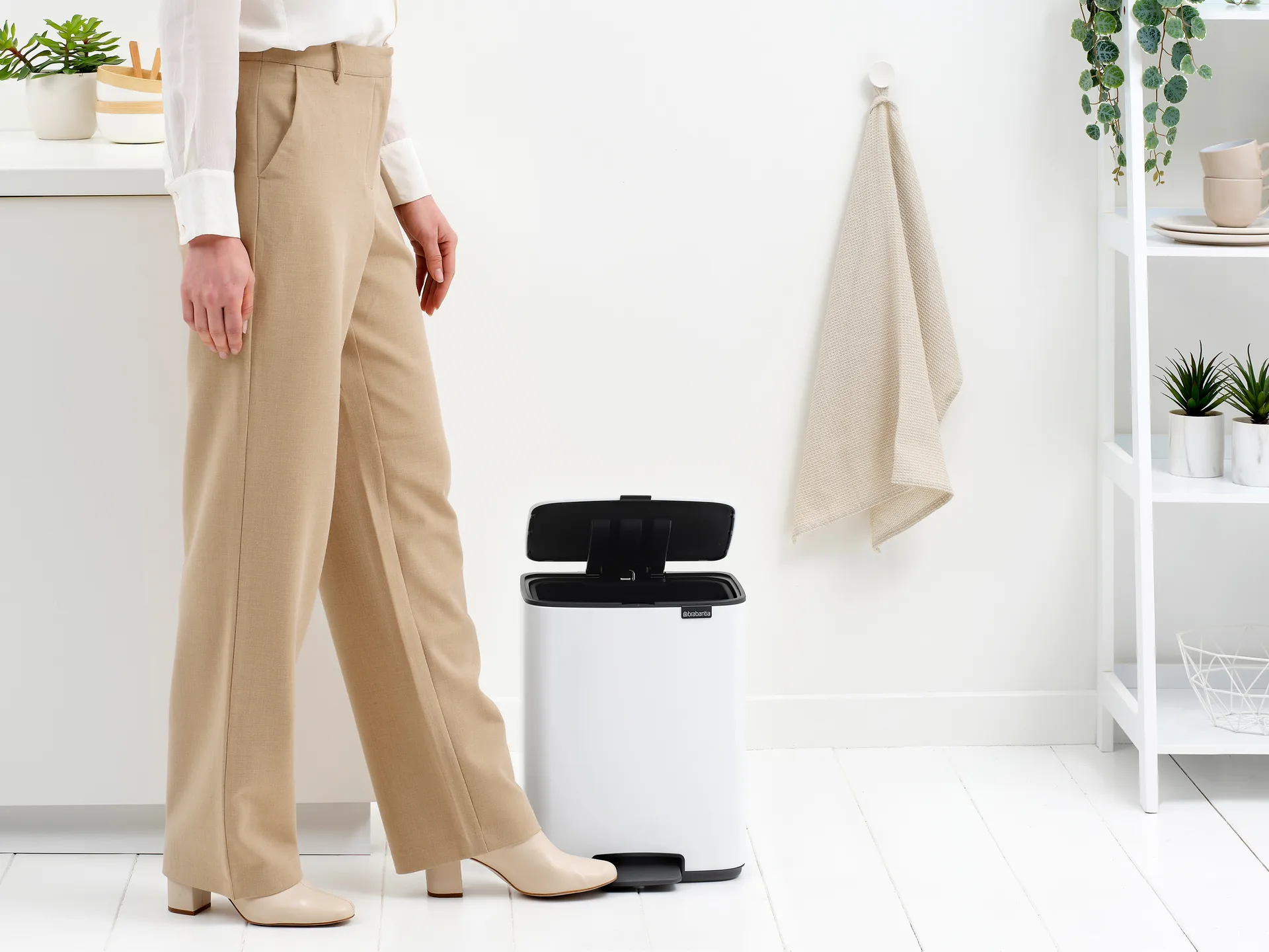 Bo caixote do lixo com pedal 12 L, Branco Brabantia