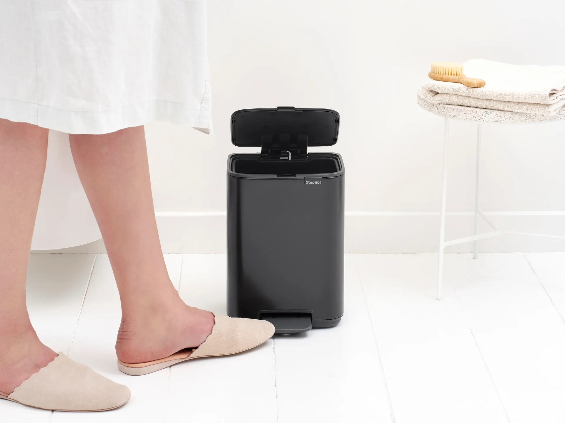 Bo caixote do lixo com pedal 4 L, Preto fosco Brabantia