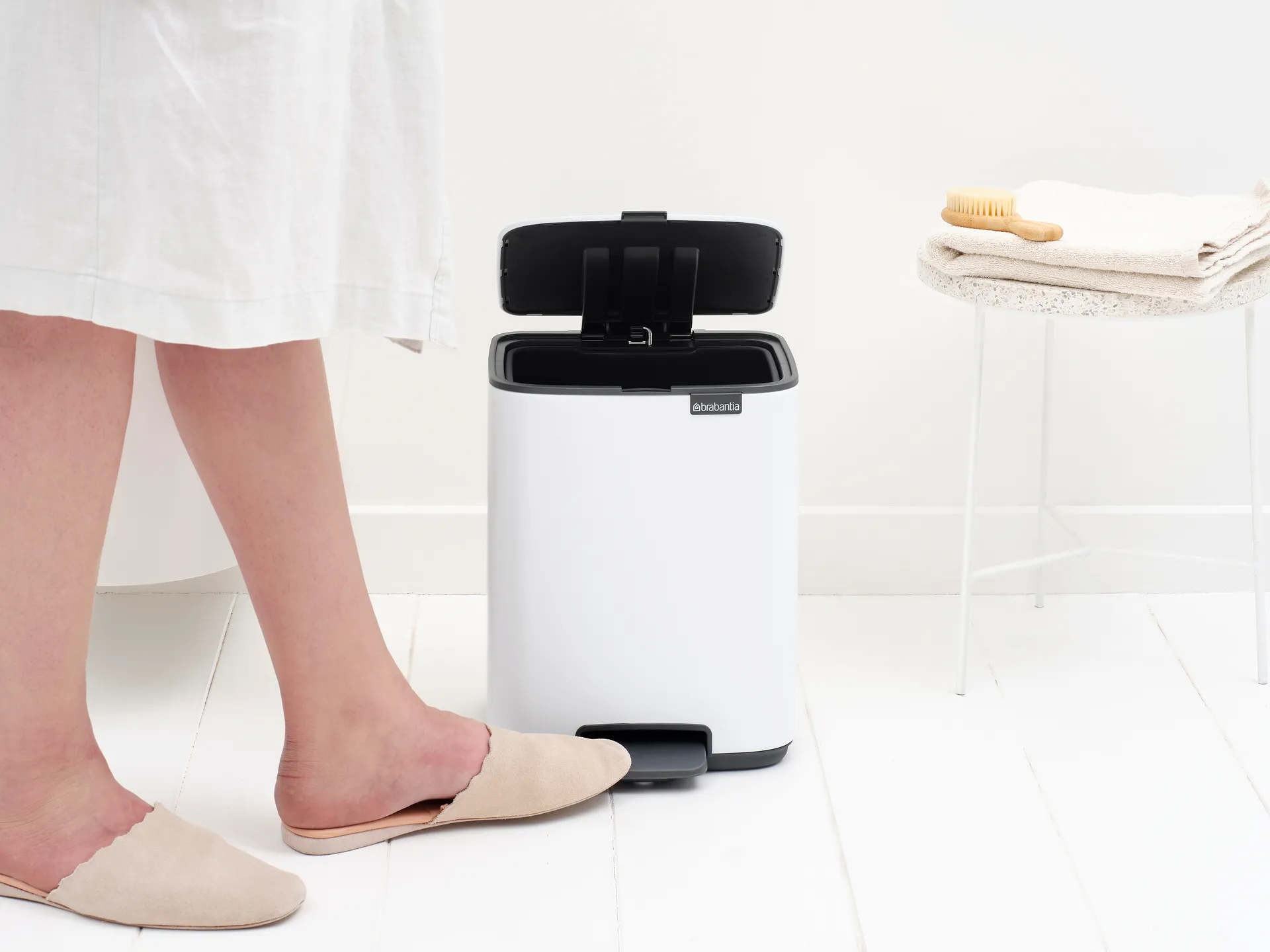 Bo caixote do lixo com pedal 7 L, Branco Brabantia