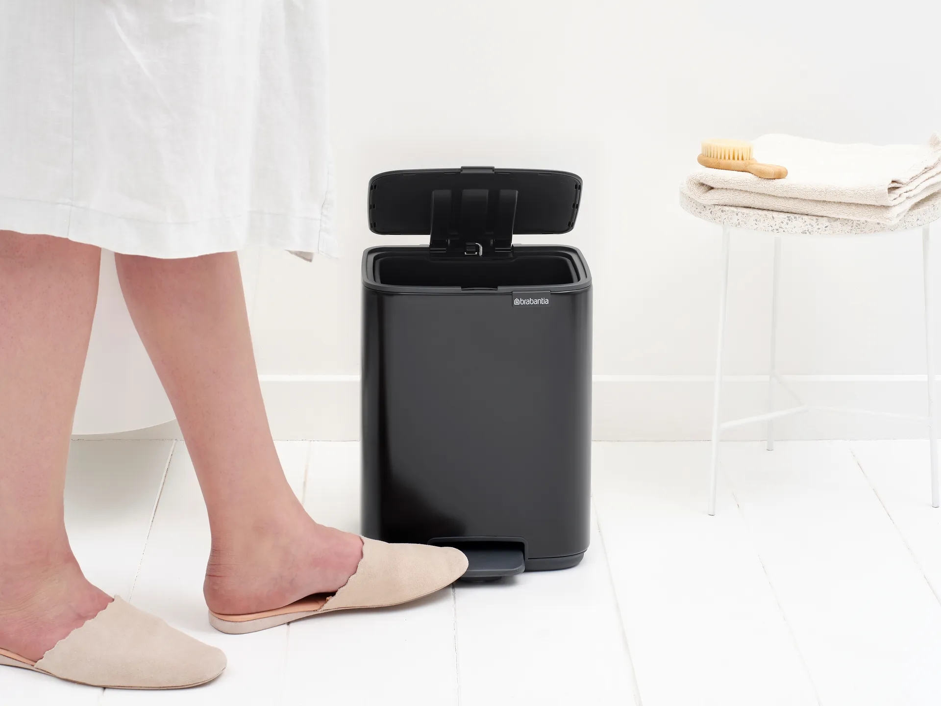 Bo caixote do lixo com pedal 7 L, Preto fosco Brabantia