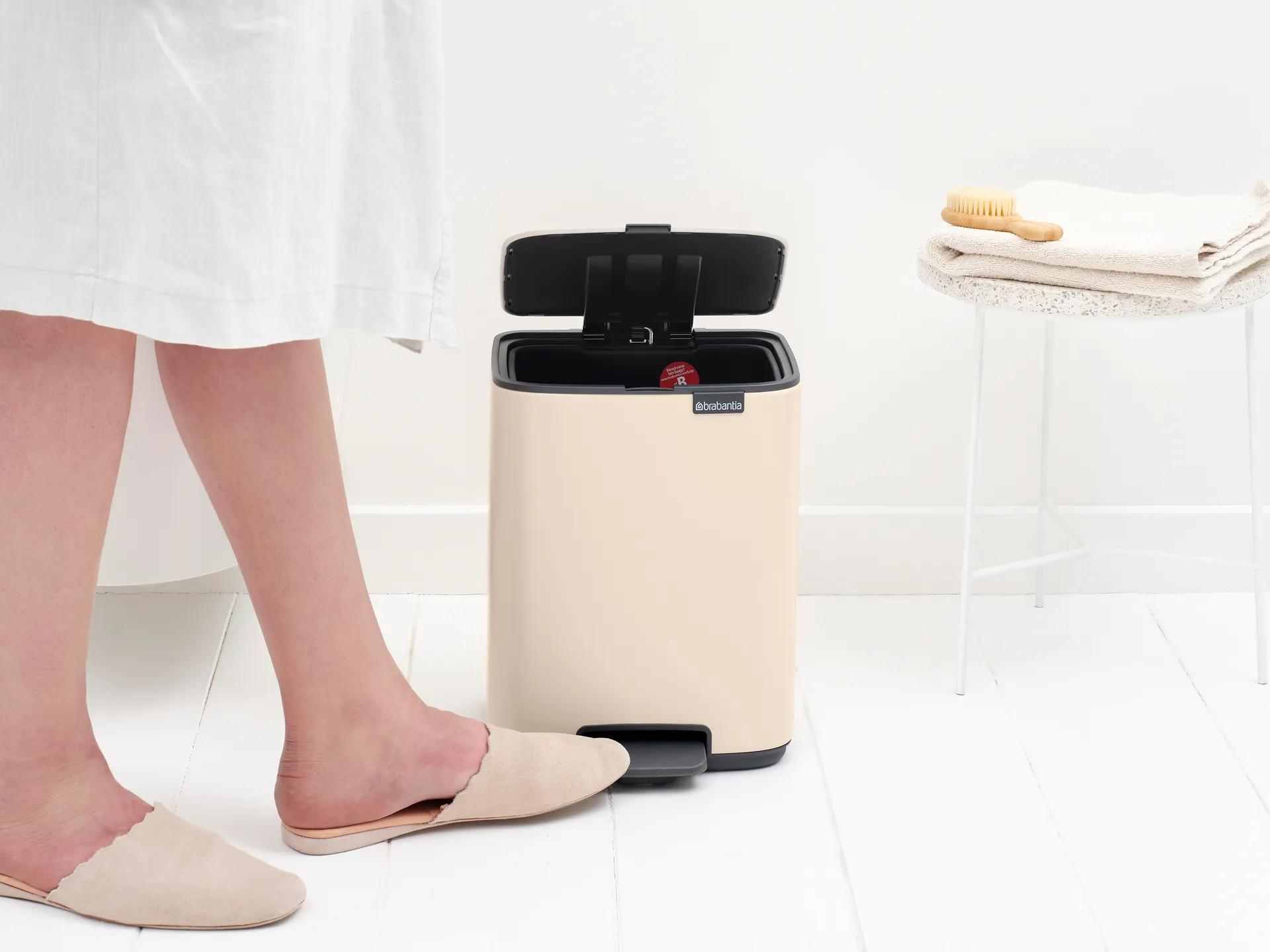 Bo caixote do lixo com pedal 7 L, Soft Bege Brabantia