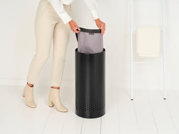 Cesto da roupa Brabantia com tampa de plástico 35 L - Preto mate - Brabantia