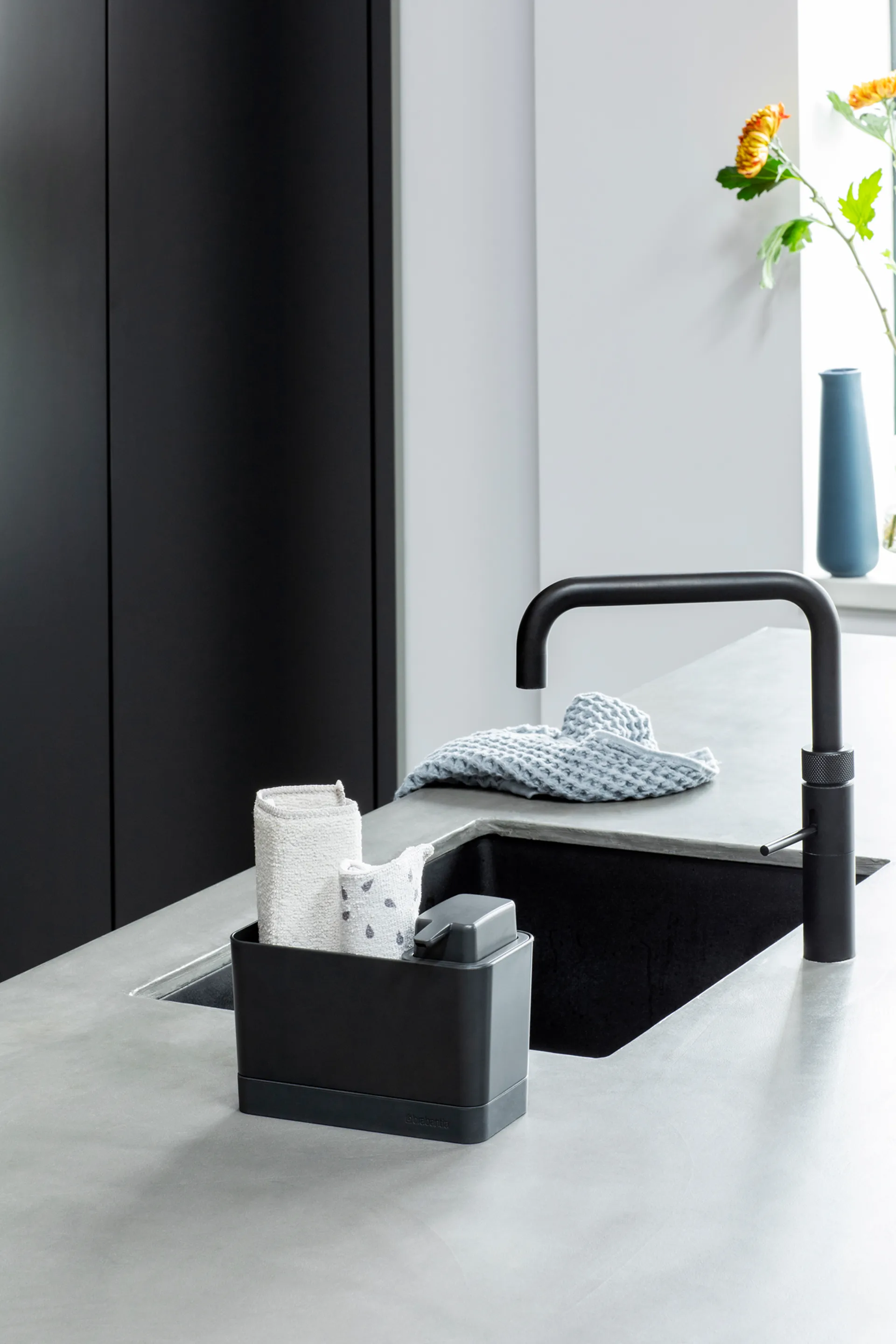 Cesto para lava louça com dispensador de sabão Brabantia, dark grey Brabantia