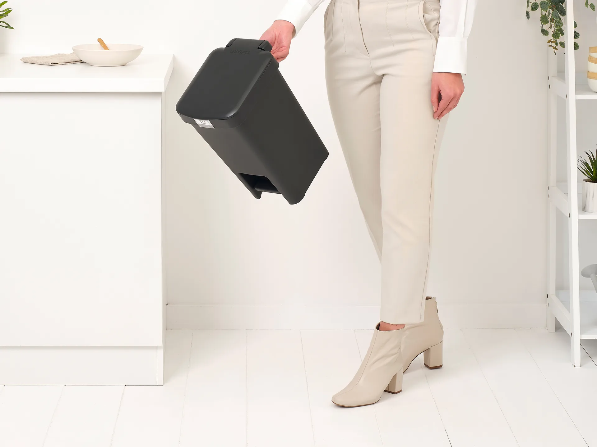 Lixeira pedal 10 L StepUp , Cinzento escuro  Brabantia