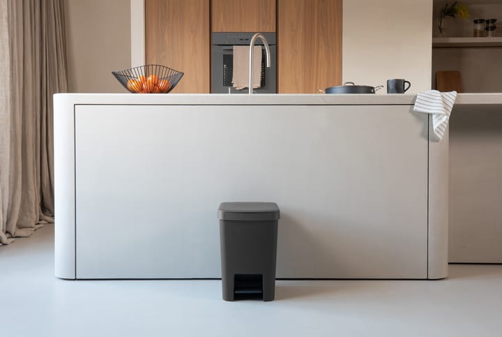 Lixeira pedal 25 L StepUp, Cinzento escuro  Brabantia