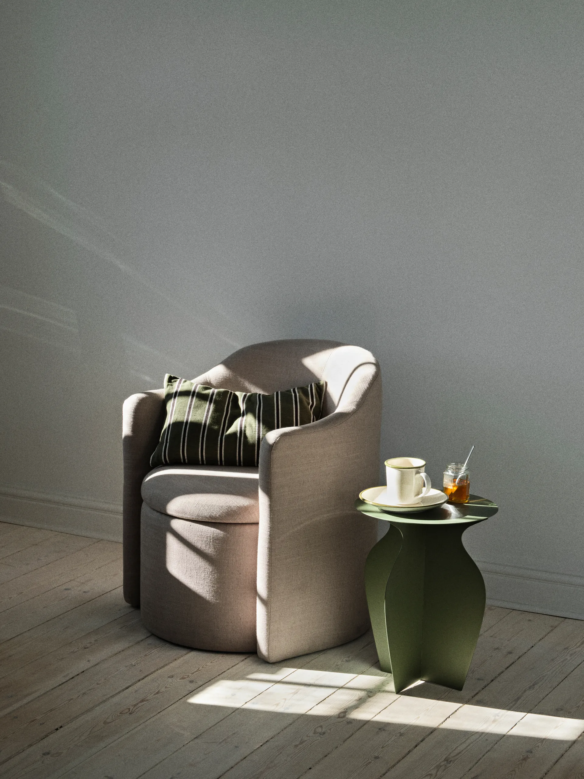 Mesa lateral Urna Ø35x45 cm, Grape leaf green Broste Copenhagen