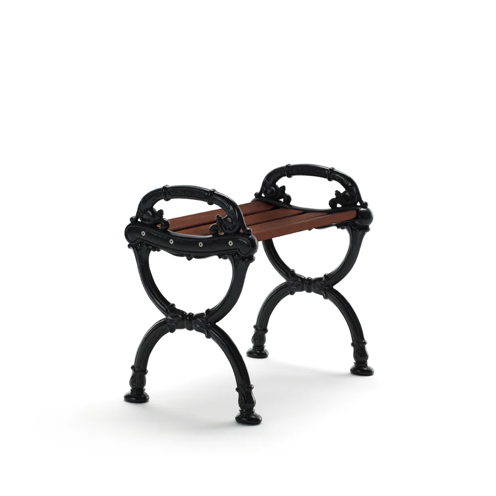 Banco Byarum, Pinho marrom envelhecido, suporte preto Byarums bruk