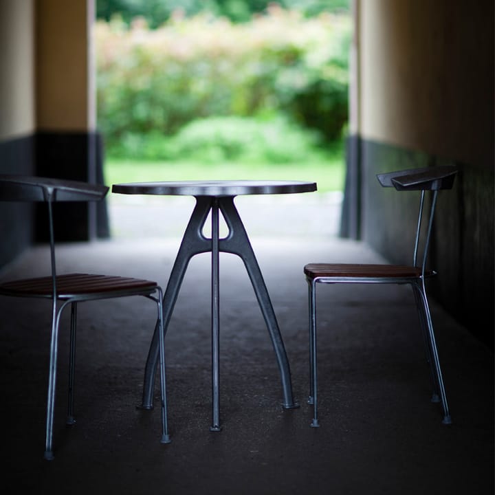 Mesa de café Odd - Preto, suporte envernizado preto, borda ondulada - Byarums bruk