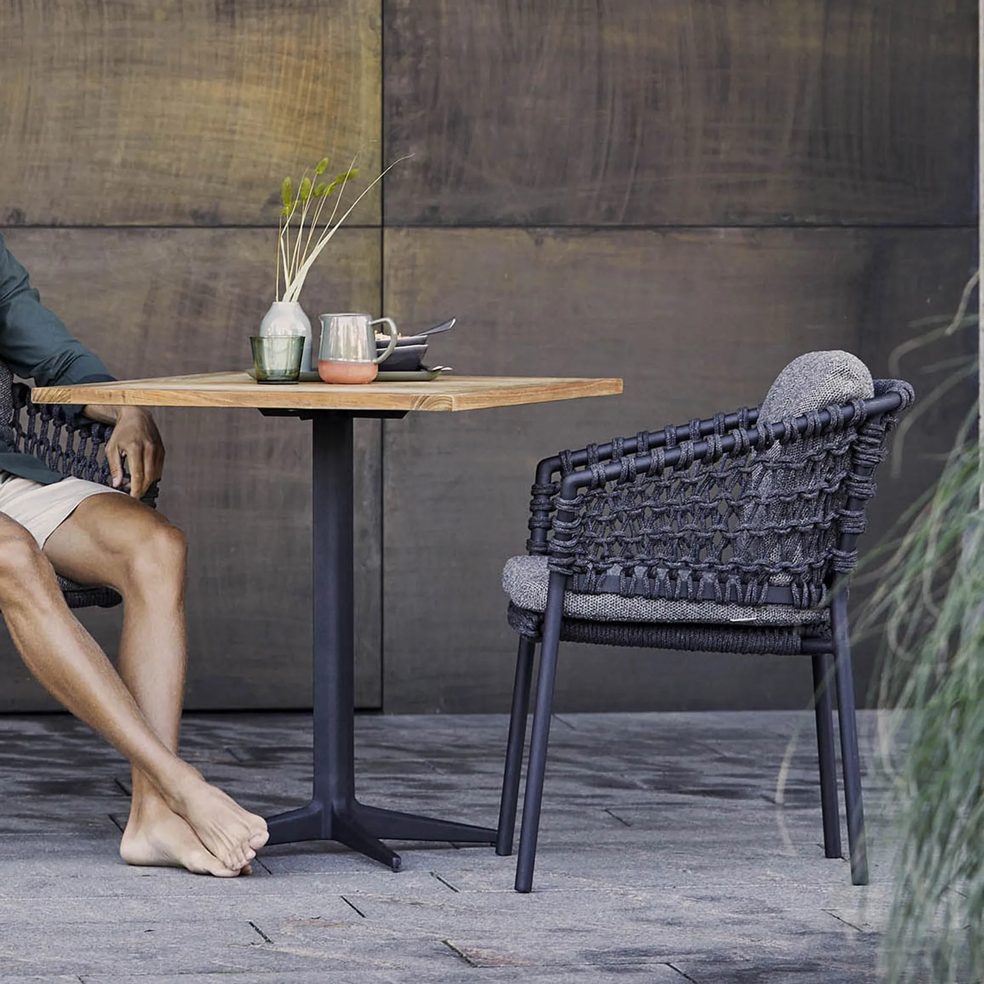 Mesa de café Drop teca 72x72 cm, Suporte lava grey Cane-line