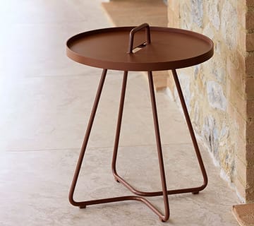 Mesa lateral On-the-move Ø44 cm - Desert red - Cane-line