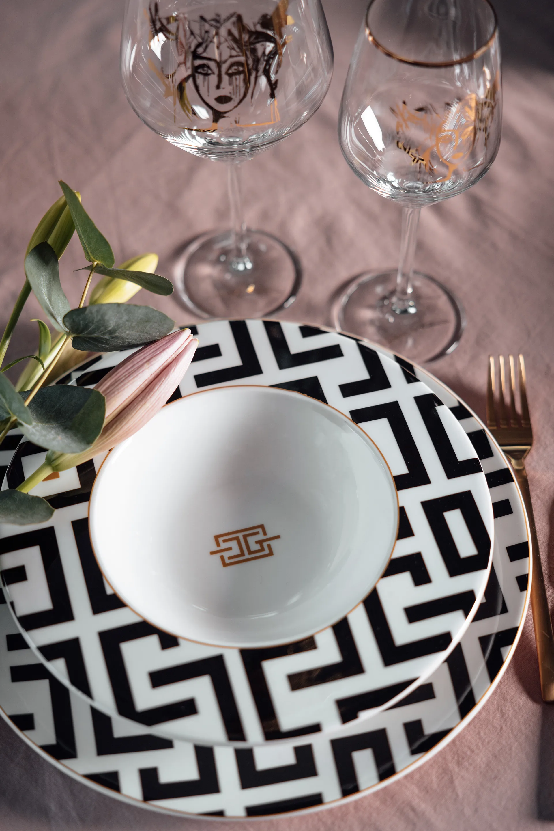 Prato fundo DECO Ø24,5 cm, White-black Carolina Gynning