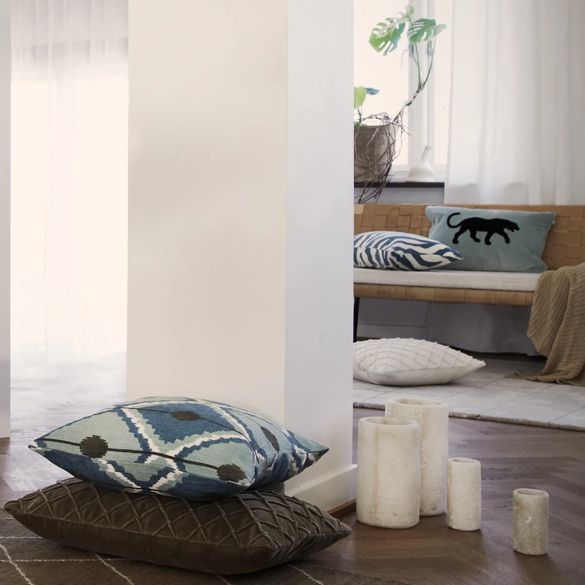 Capa de almofada Embroidered Black Panther 40x60 cm, Aqua Chhatwal & Jonsson