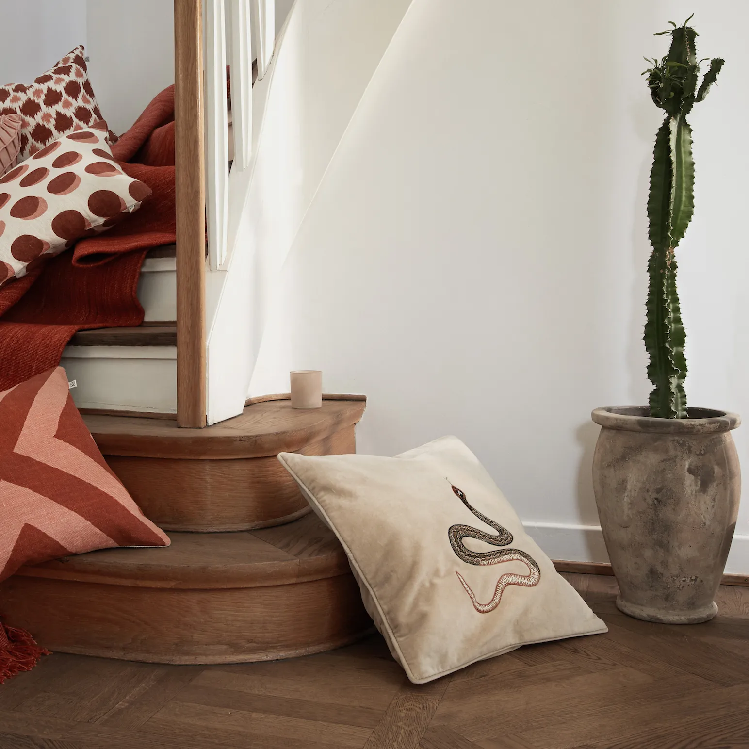 Capa de almofada Embroidered Cobra 50x50 cm, Bege Chhatwal & Jonsson