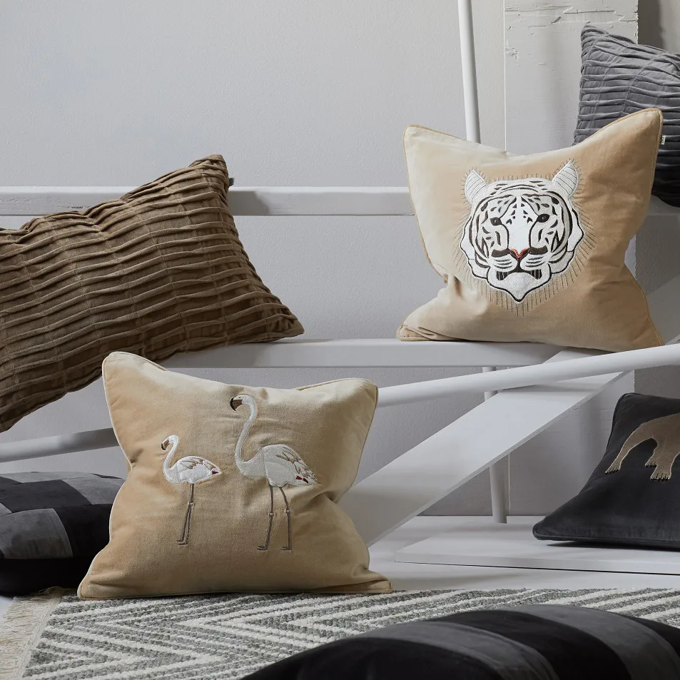 Capa de almofada Embroidered Flamingo 50x50 cm, Bege Chhatwal & Jonsson