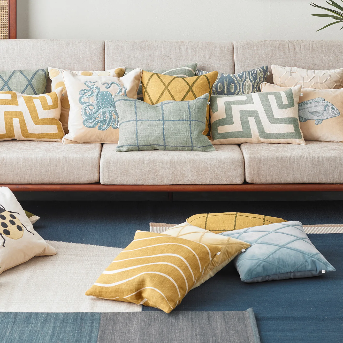 Capa de almofada Embroidered Octopus 50x50 cm, beige-aqua Chhatwal & Jonsson