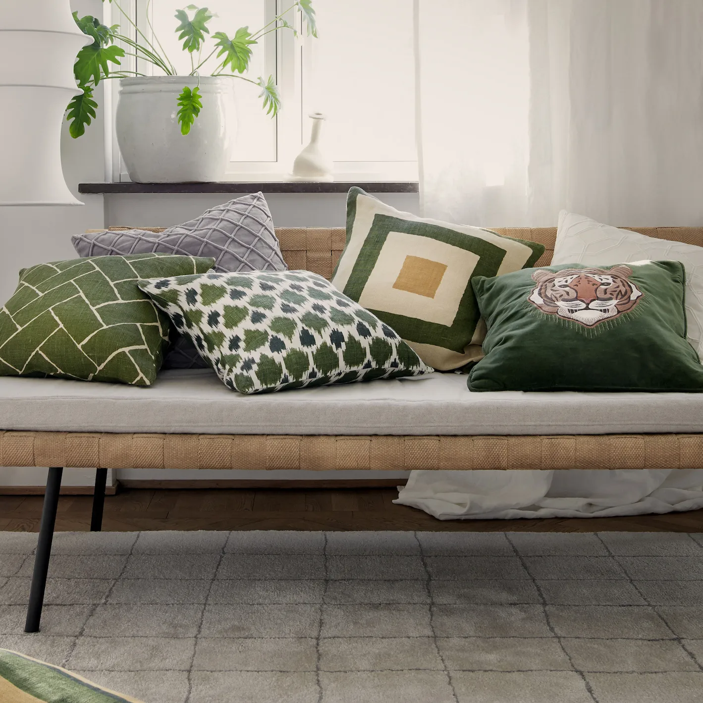 Capa de almofada Embroidered Tiger 50x50 cm, Cactus green Chhatwal & Jonsson