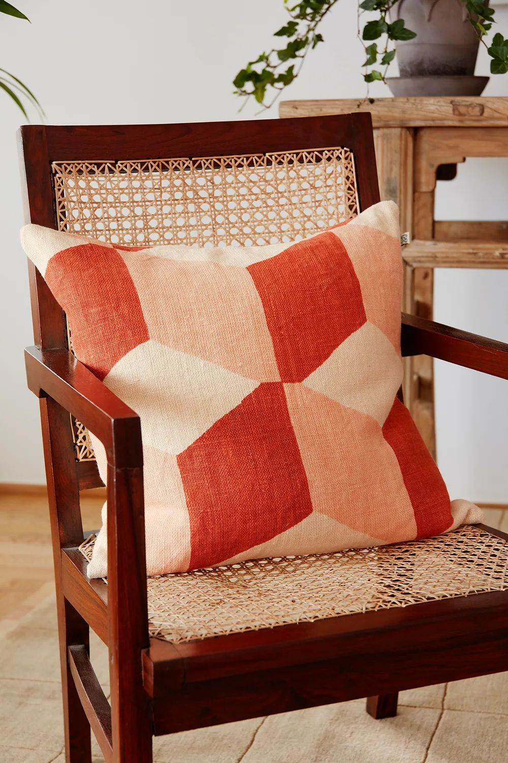 Fronha Hawa 50x50 cm, Light beige-apricot-rose Chhatwal & Jonsson